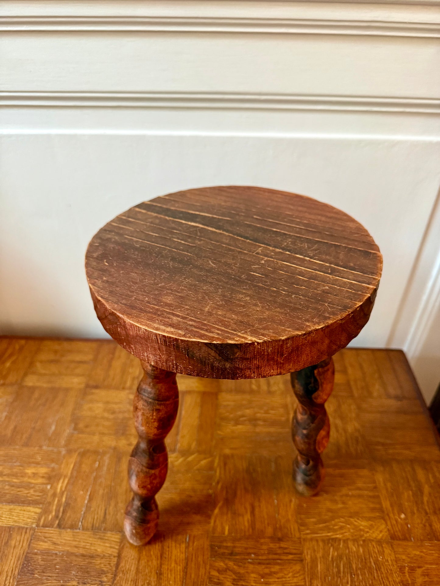 Tabouret tripode en bois