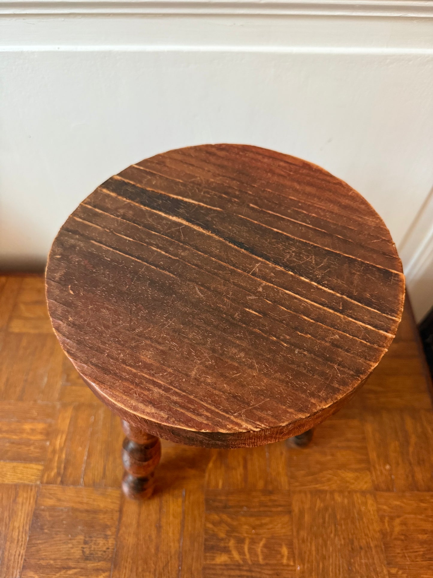 Tabouret tripode en bois