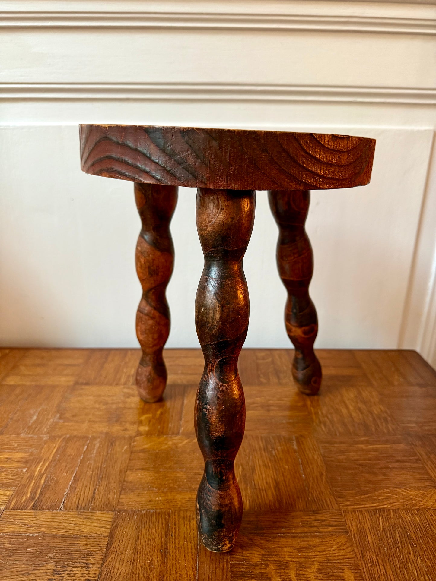 Tabouret tripode en bois