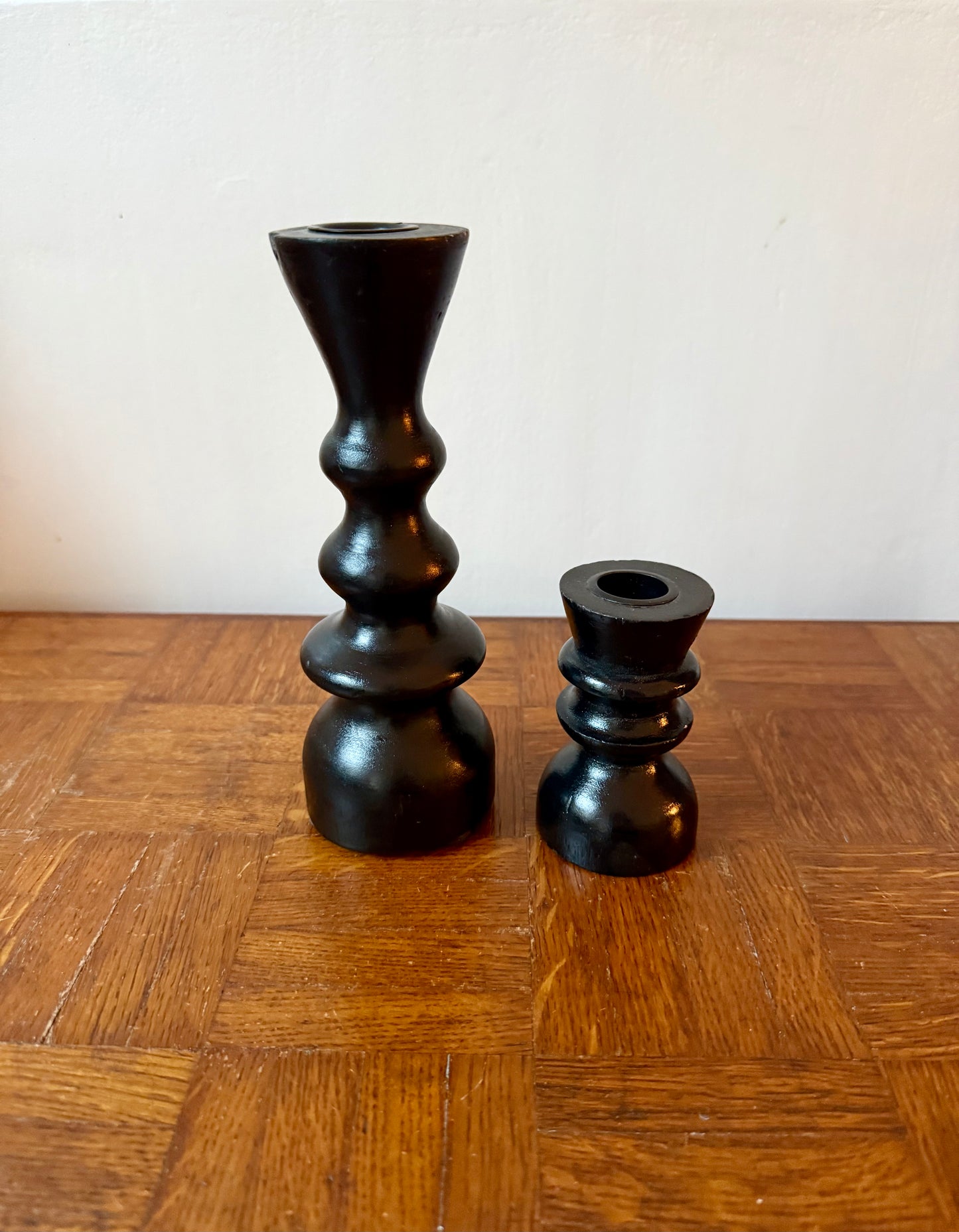 Bougeoirs en bois noir