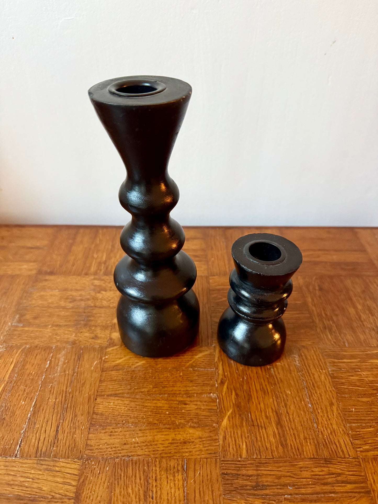 Bougeoirs en bois noir