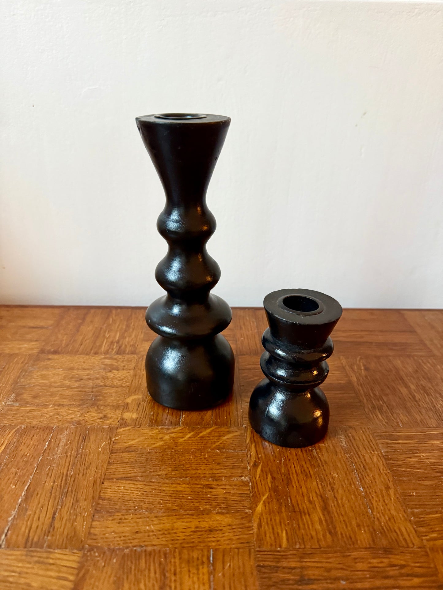 Bougeoirs en bois noir