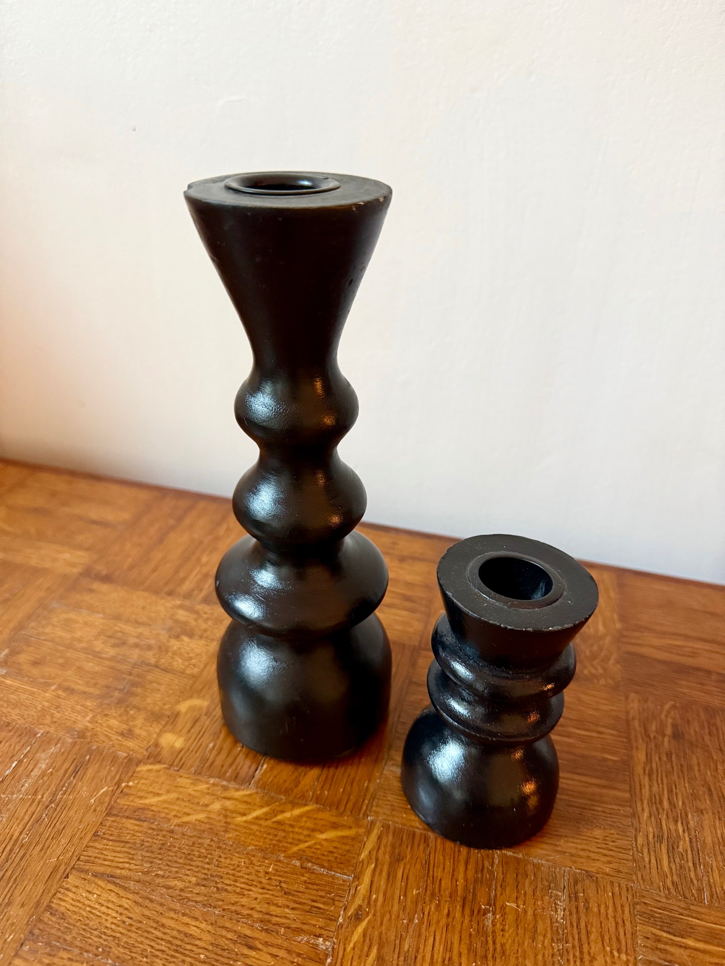 Bougeoirs en bois noir