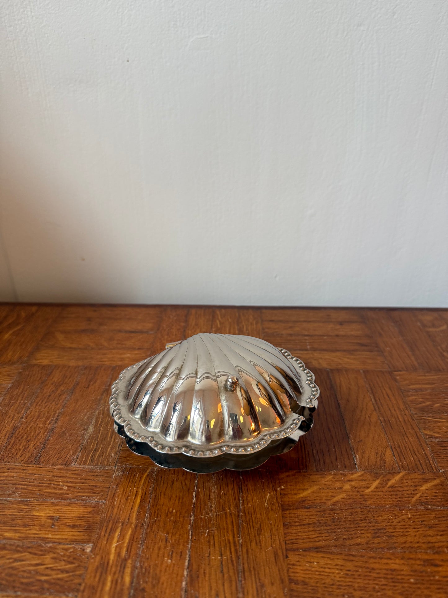 Ancien beurrier en forme de coquillage chromé