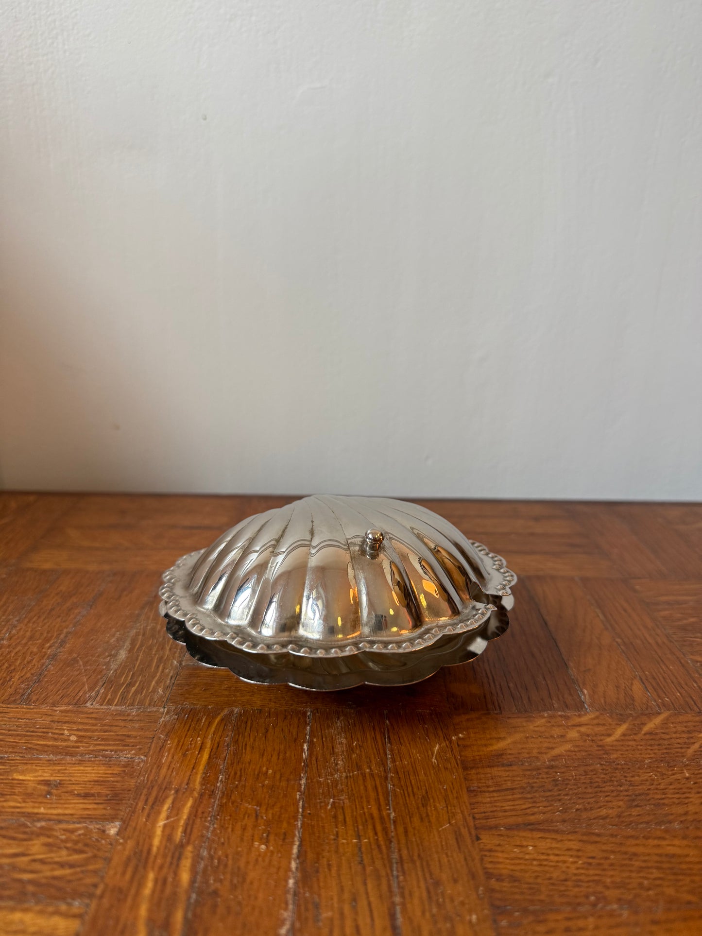 Ancien beurrier en forme de coquillage chromé