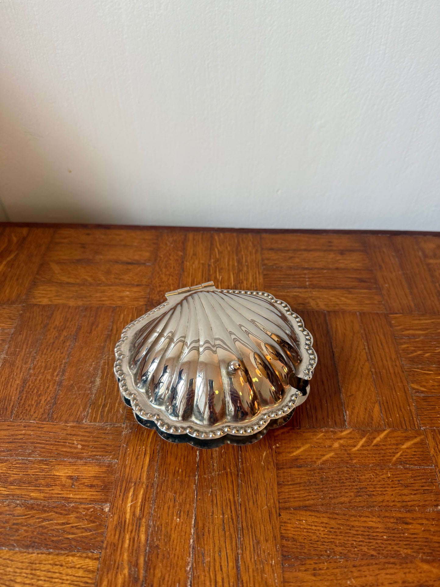Ancien beurrier en forme de coquillage chromé