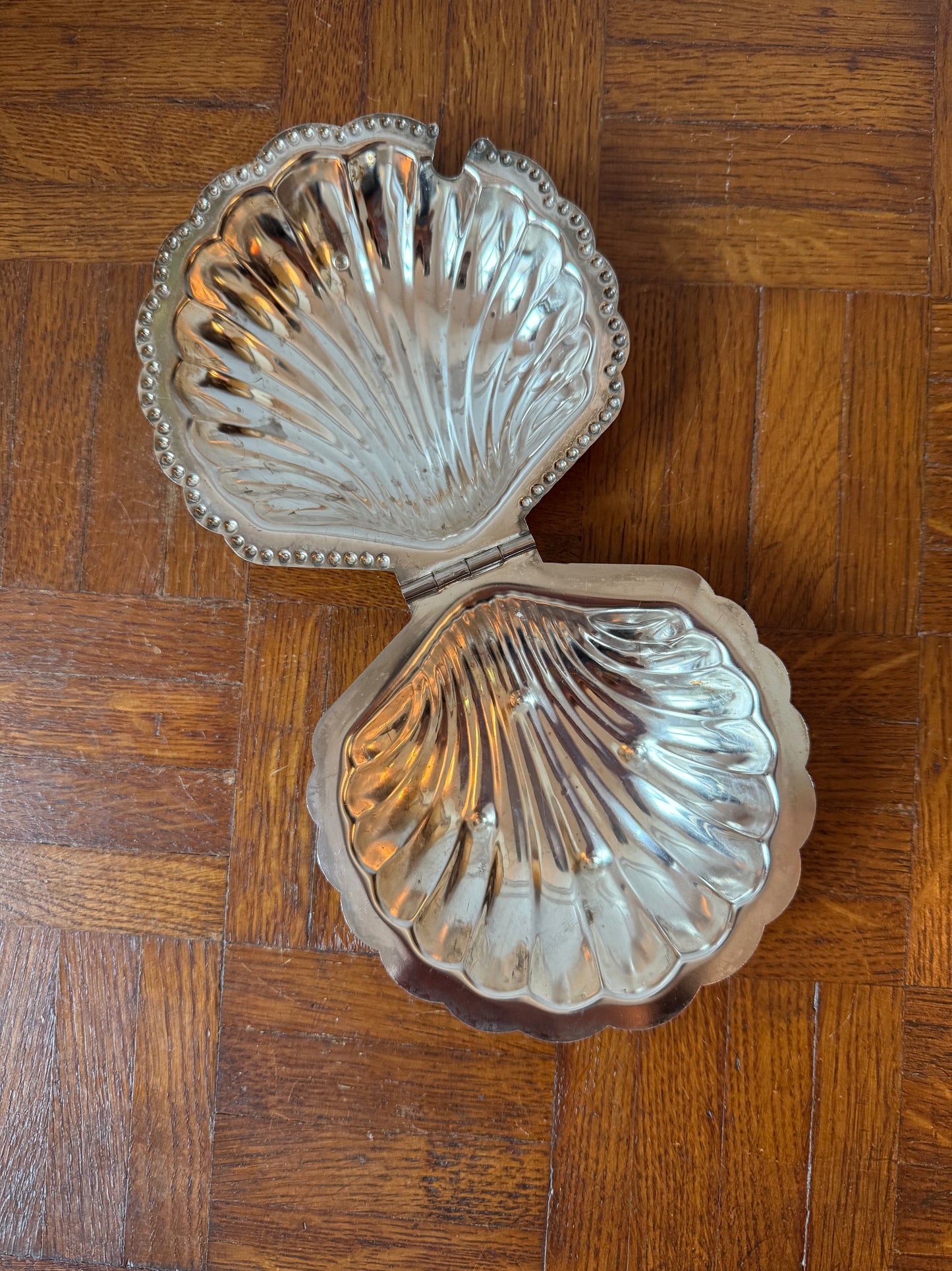 Ancien beurrier en forme de coquillage chromé