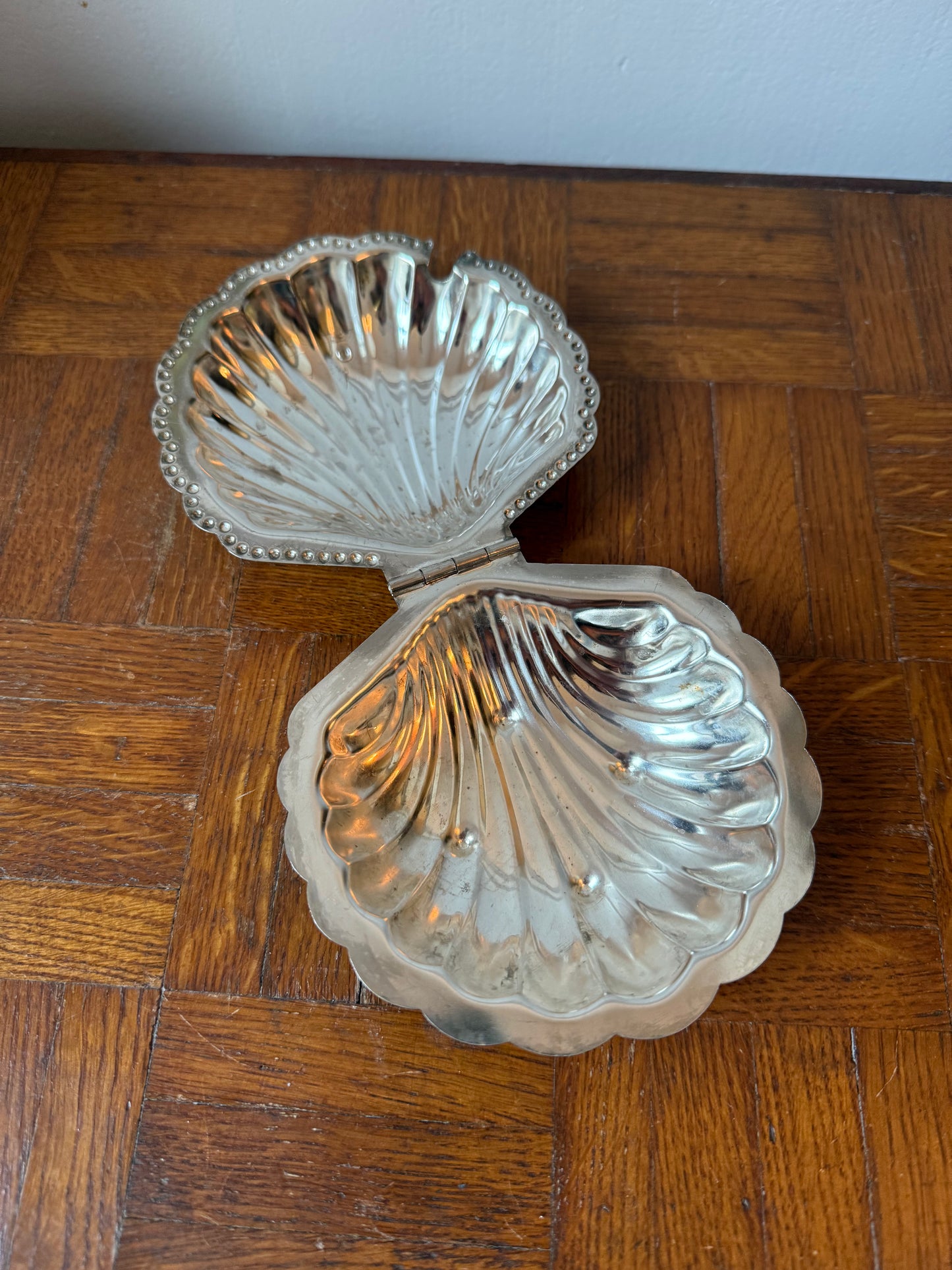 Ancien beurrier en forme de coquillage chromé