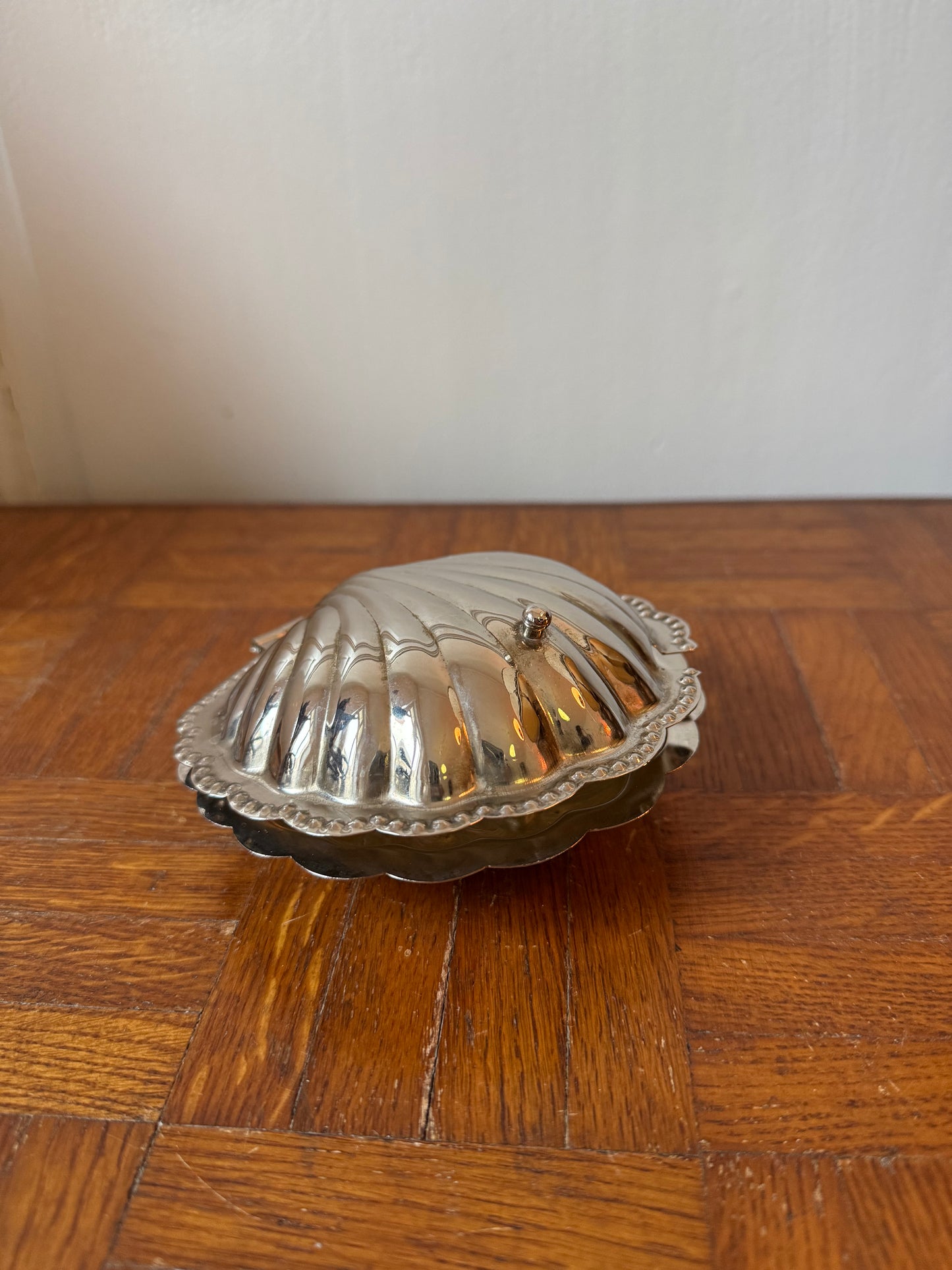 Ancien beurrier en forme de coquillage chromé