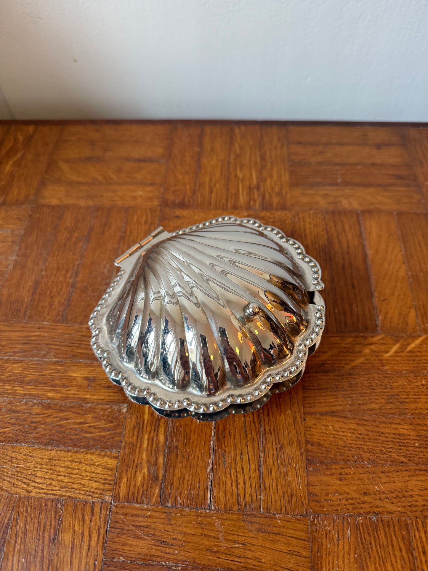 Ancien beurrier en forme de coquillage chromé