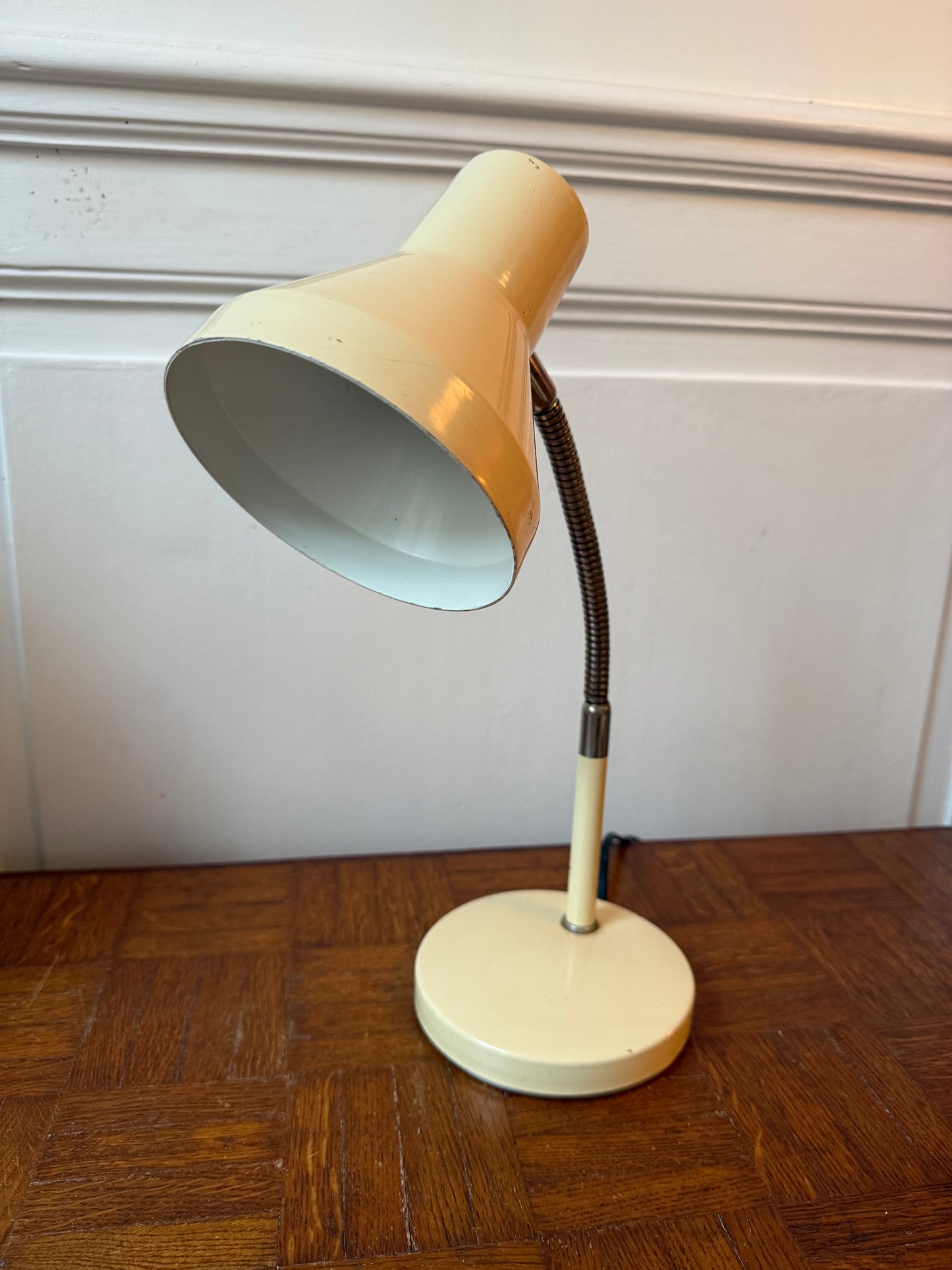 Lampe de bureau jaune pâle