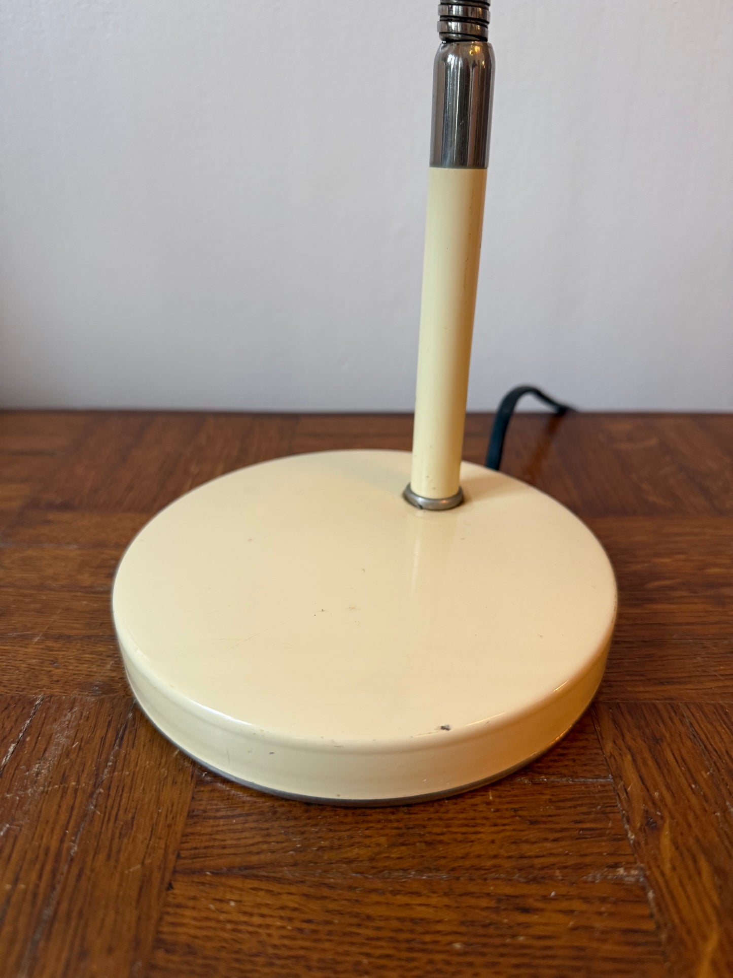 Lampe de bureau jaune pâle