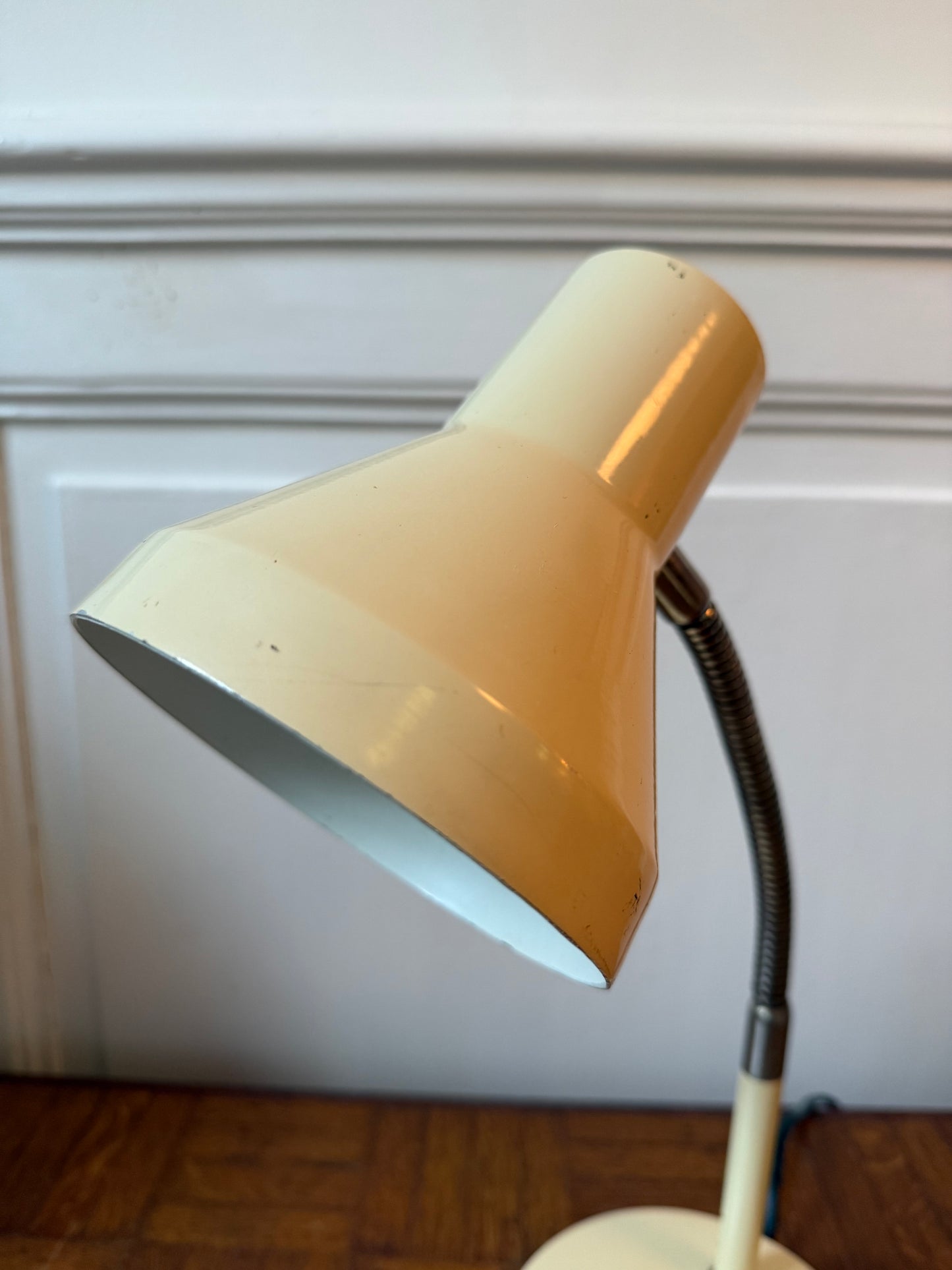 Lampe de bureau jaune pâle