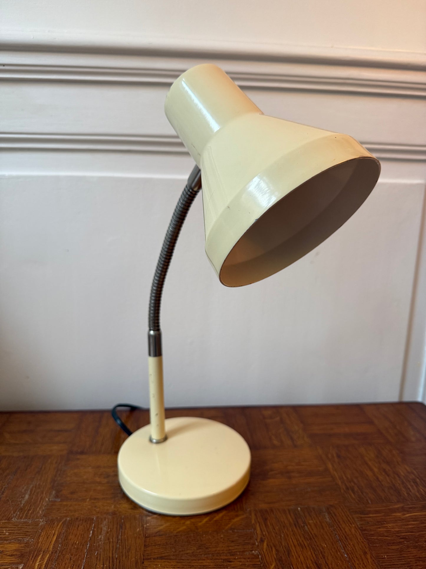 Lampe de bureau jaune pâle