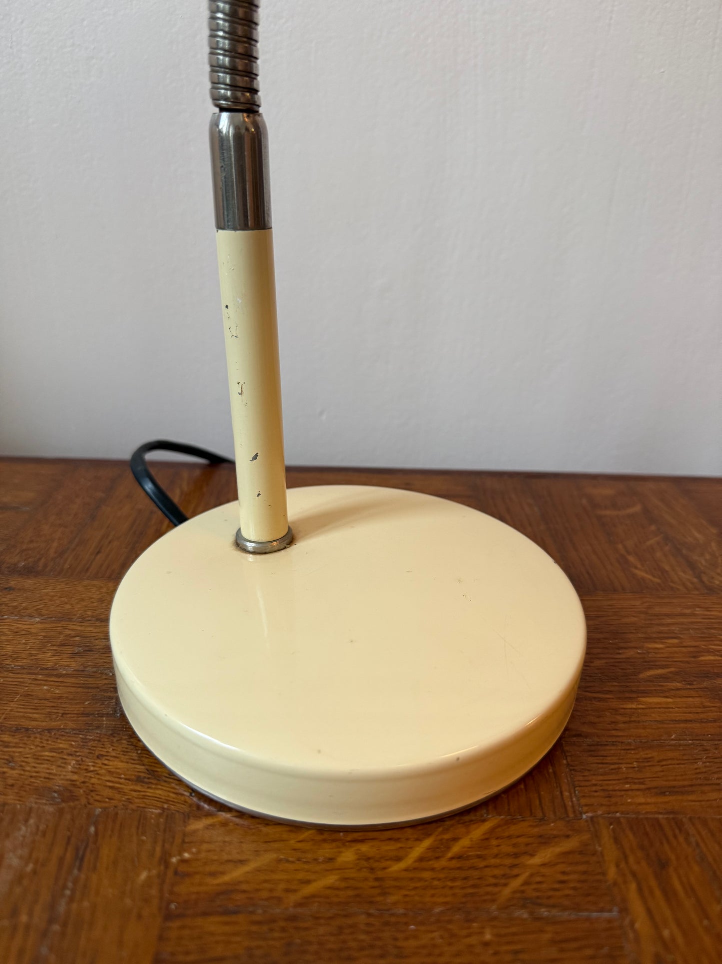 Lampe de bureau jaune pâle