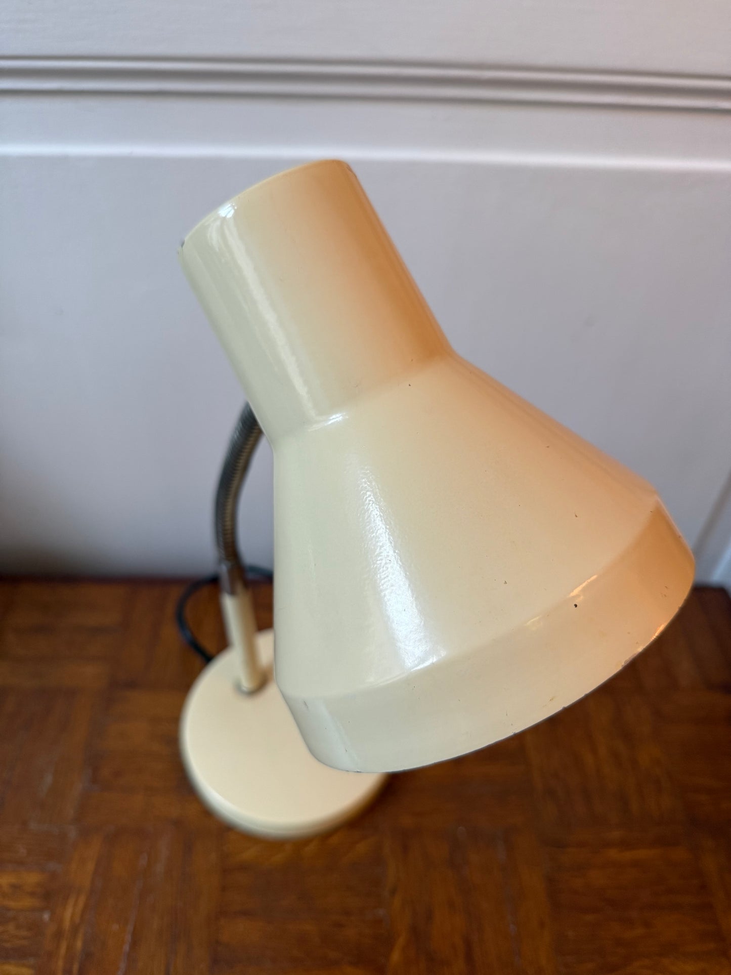 Lampe de bureau jaune pâle