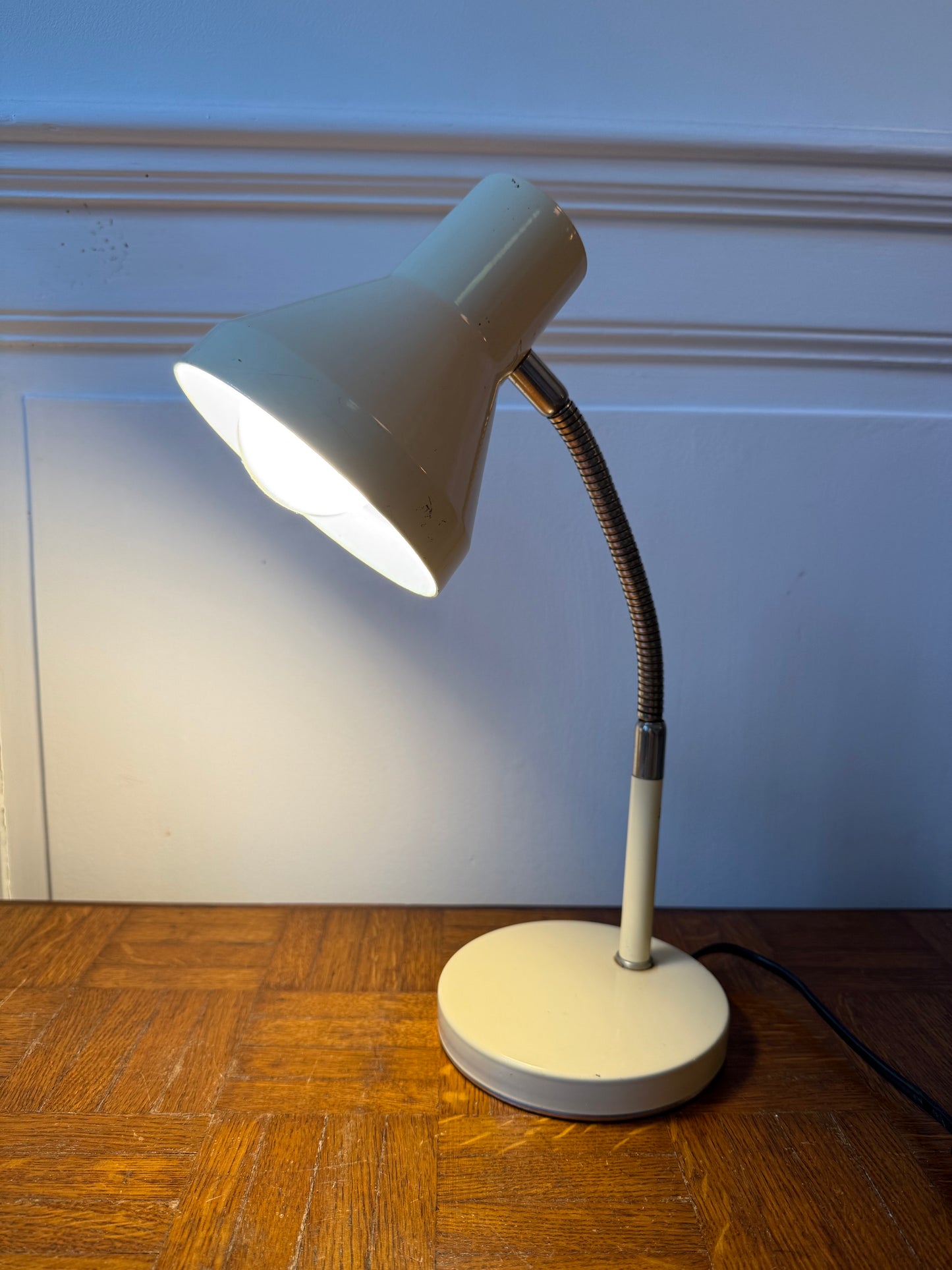 Lampe de bureau jaune pâle