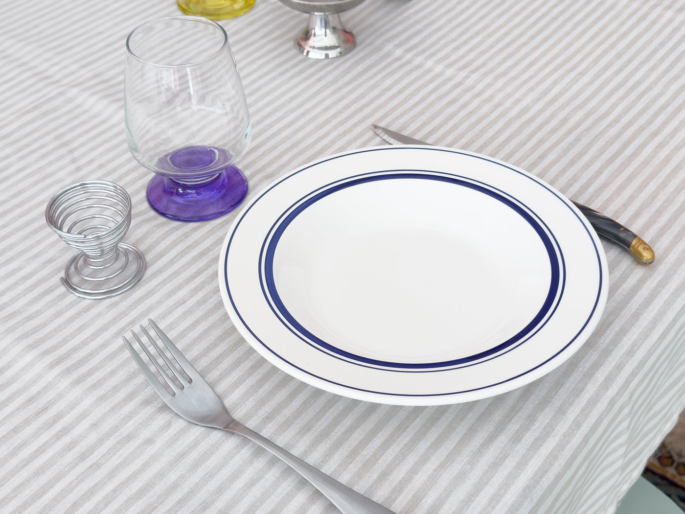 Petites assiettes liseré bleu