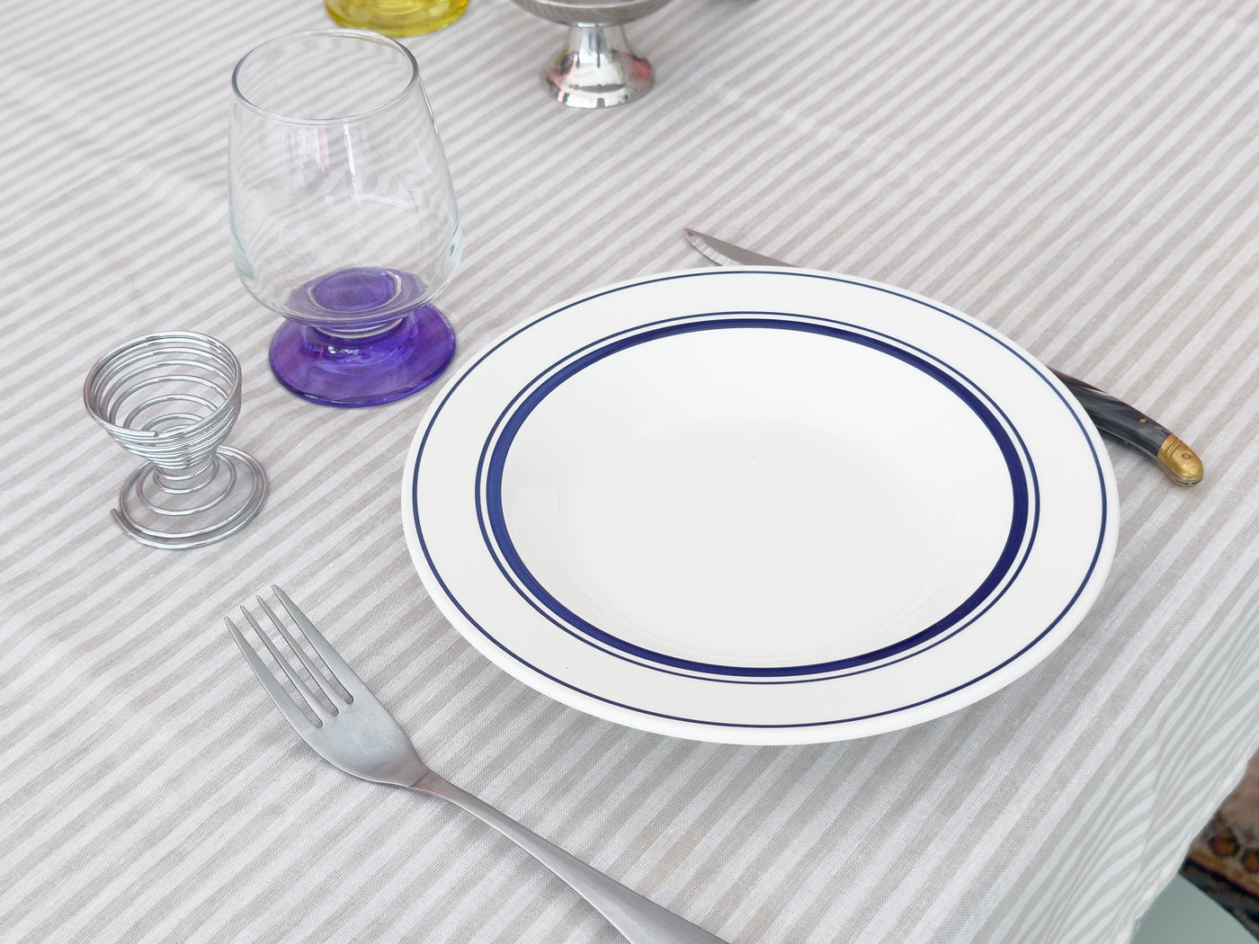 Verres à eau pieds colorés
