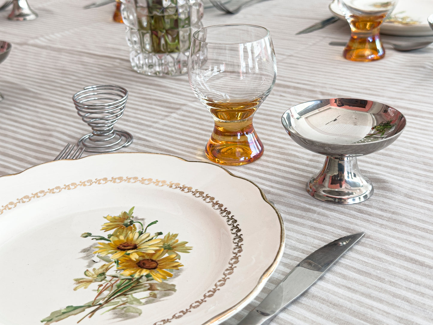 Lot d'assiettes à motif marguerites plates