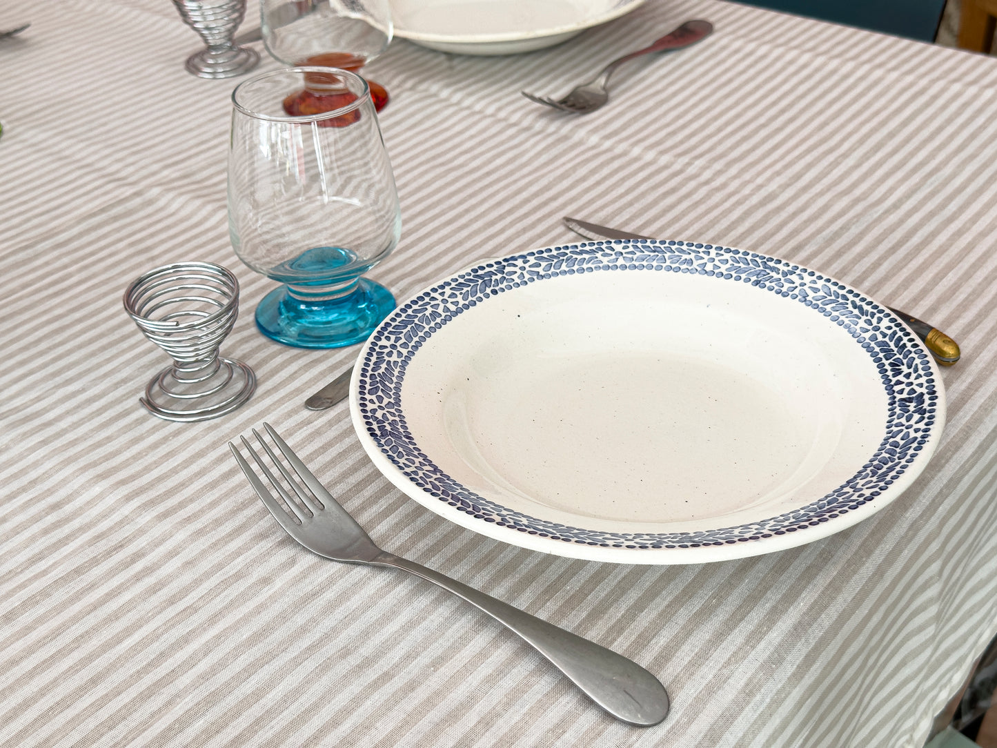 Assiettes creuses mouchetées bleues et blanches