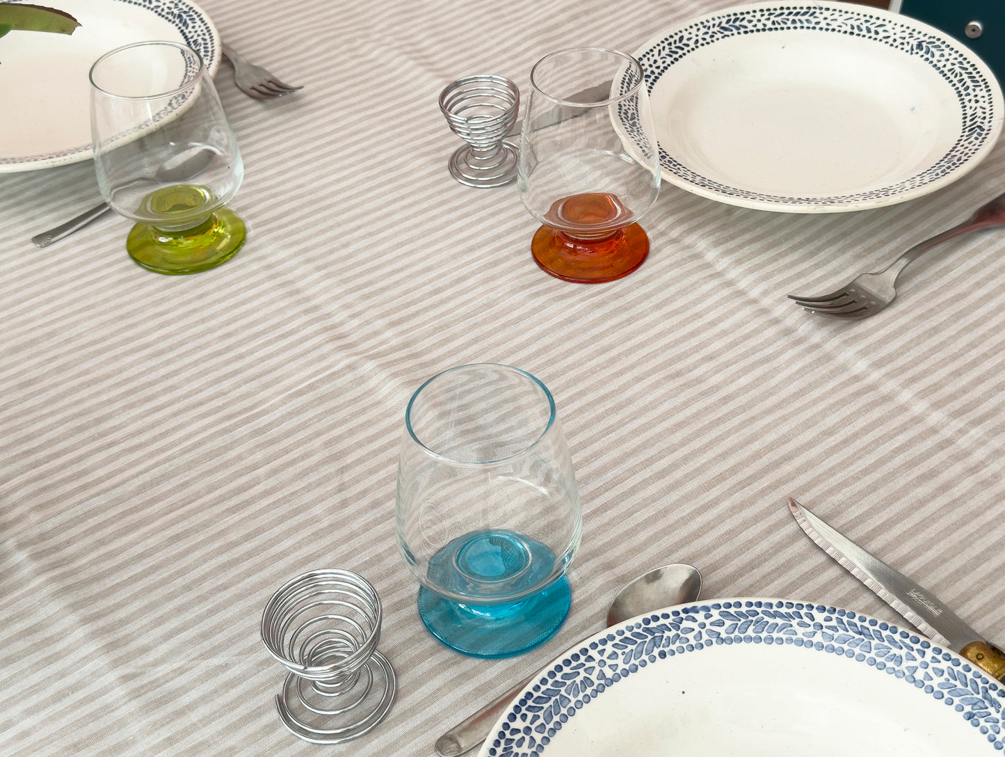 Assiettes creuses mouchetées bleues et blanches