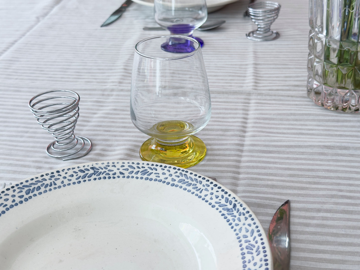 Assiettes creuses mouchetées bleues et blanches