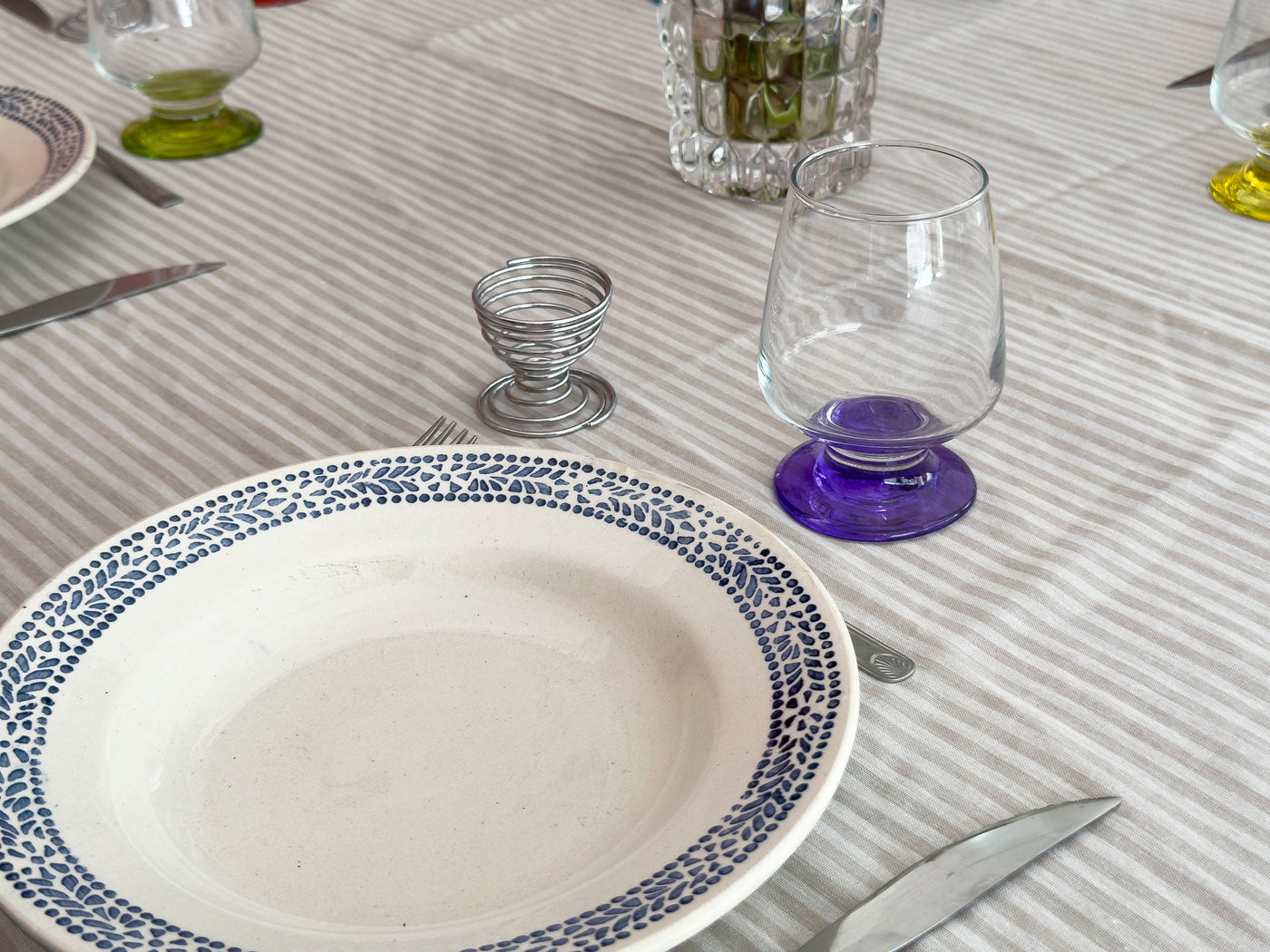 Assiettes creuses mouchetées bleues et blanches