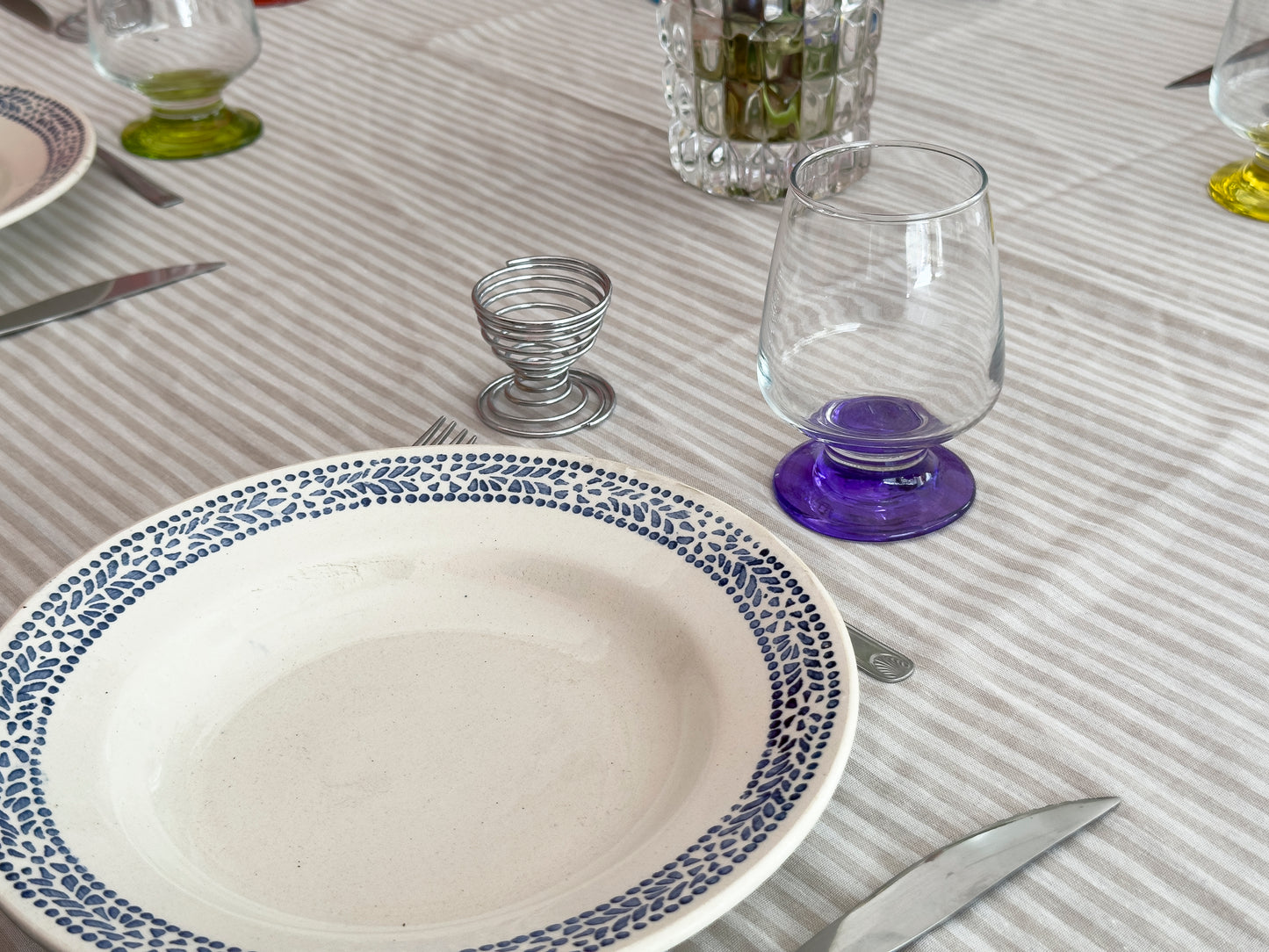 Assiettes creuses mouchetées bleues et blanches