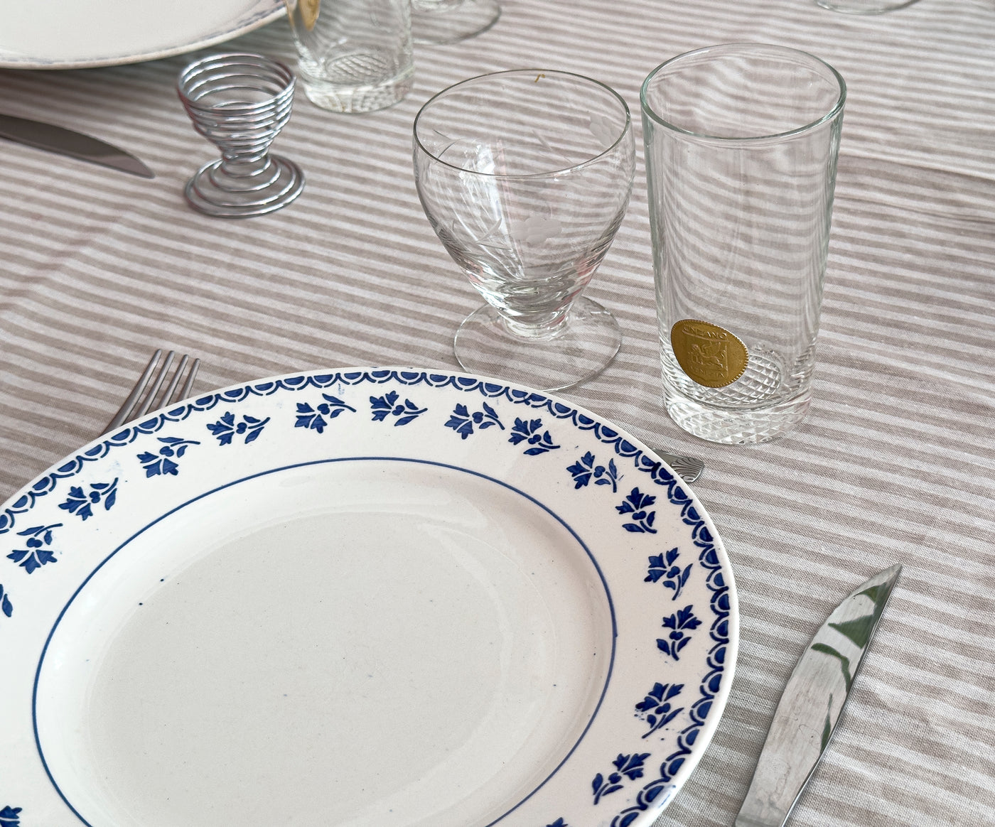 Assiettes semi creuses bleues gui