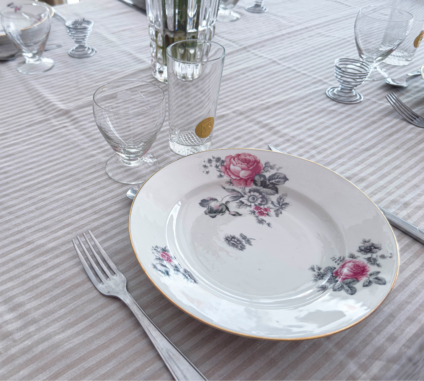 Lot de 6 assiettes creuses motifs floraux roses et grises
