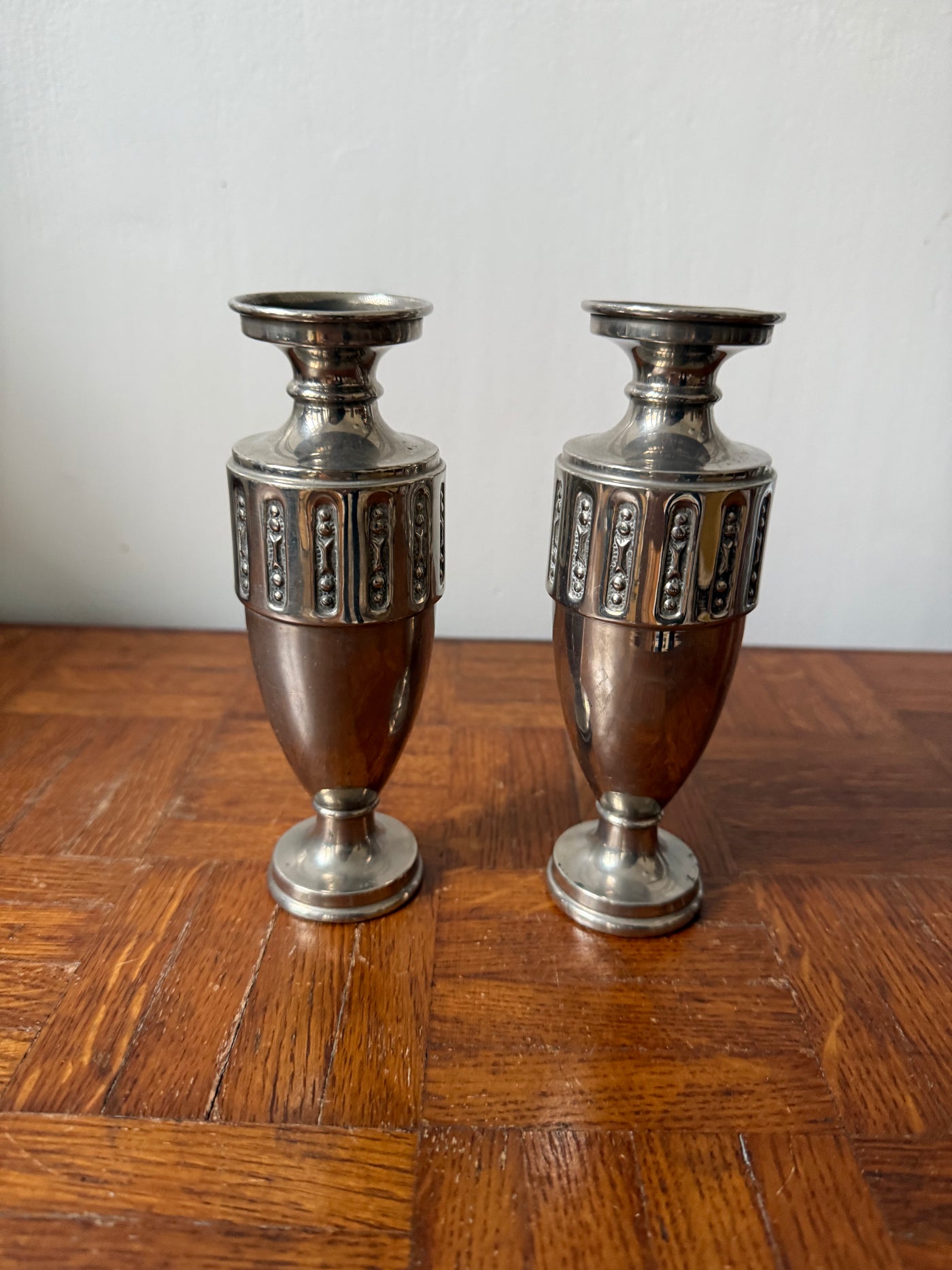 Paire de vases Art Déco en métal argenté