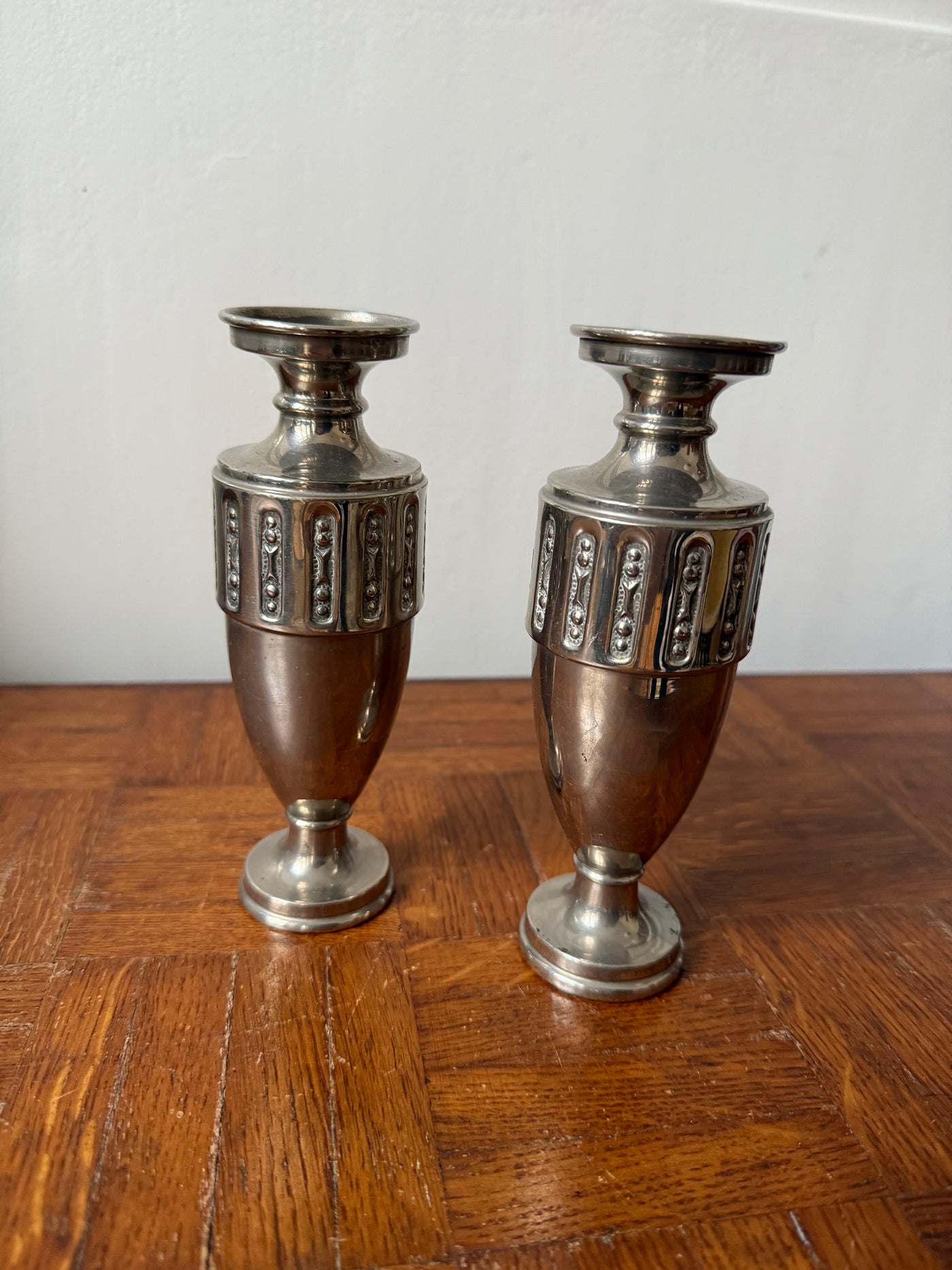 Paire de vases Art Déco en métal argenté