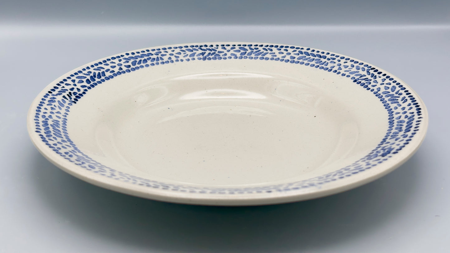 Assiettes creuses mouchetées bleues et blanches