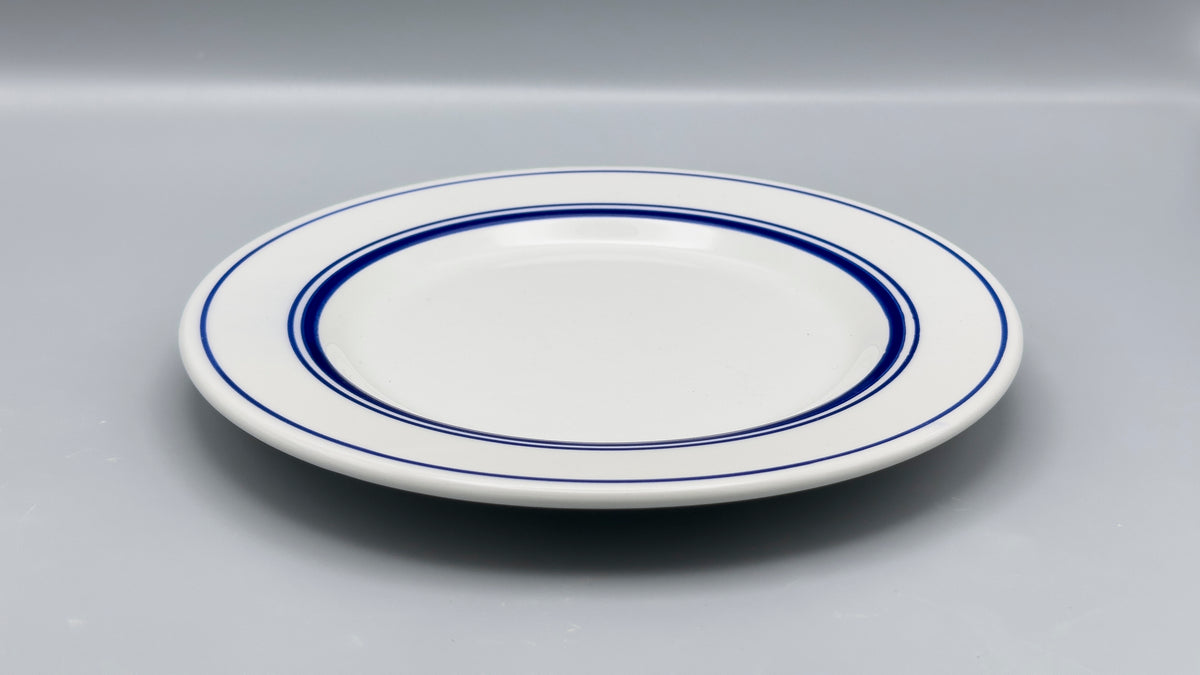 Petites assiettes liseré bleu