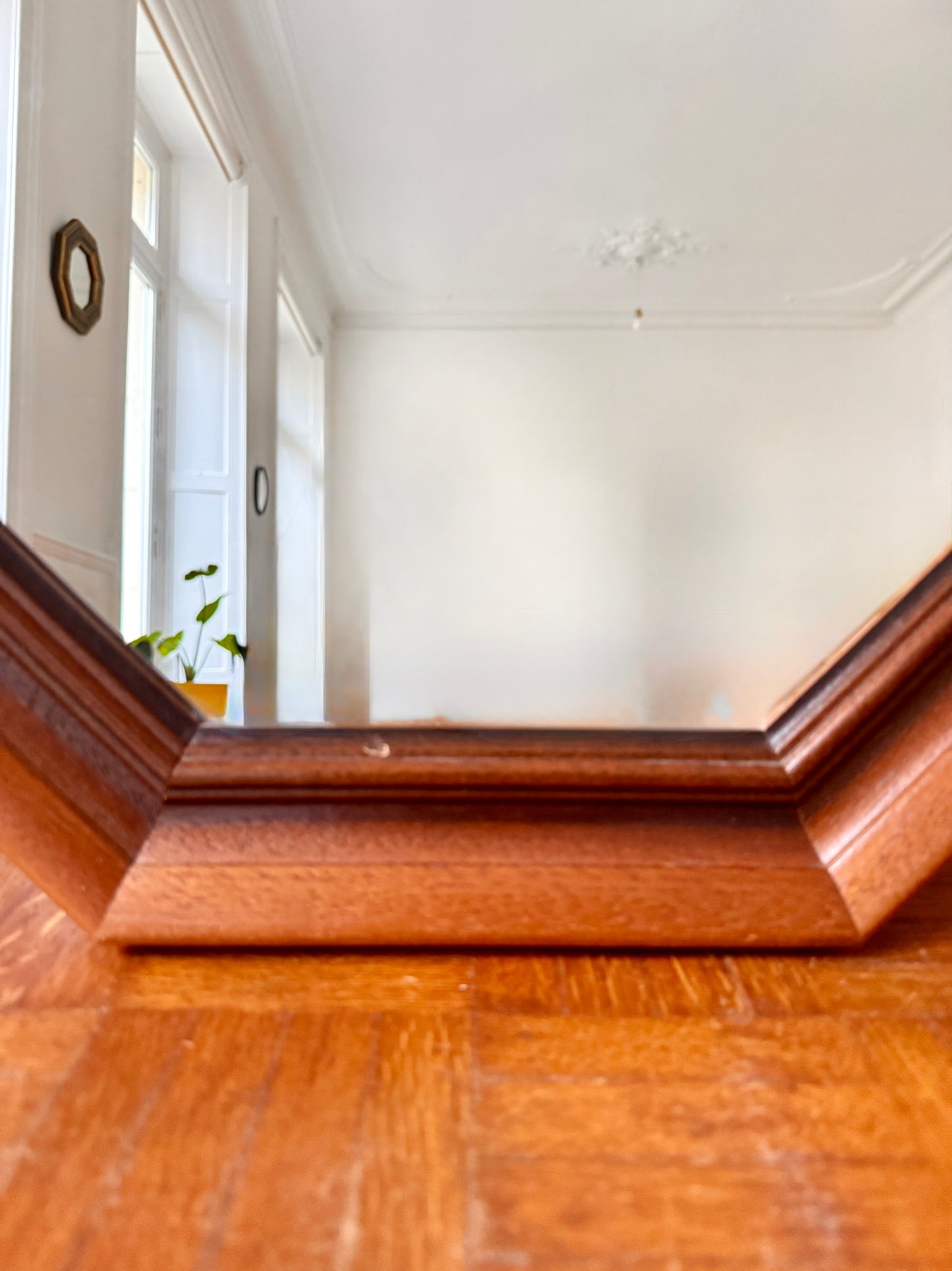 Grand miroir octogonal en bois
