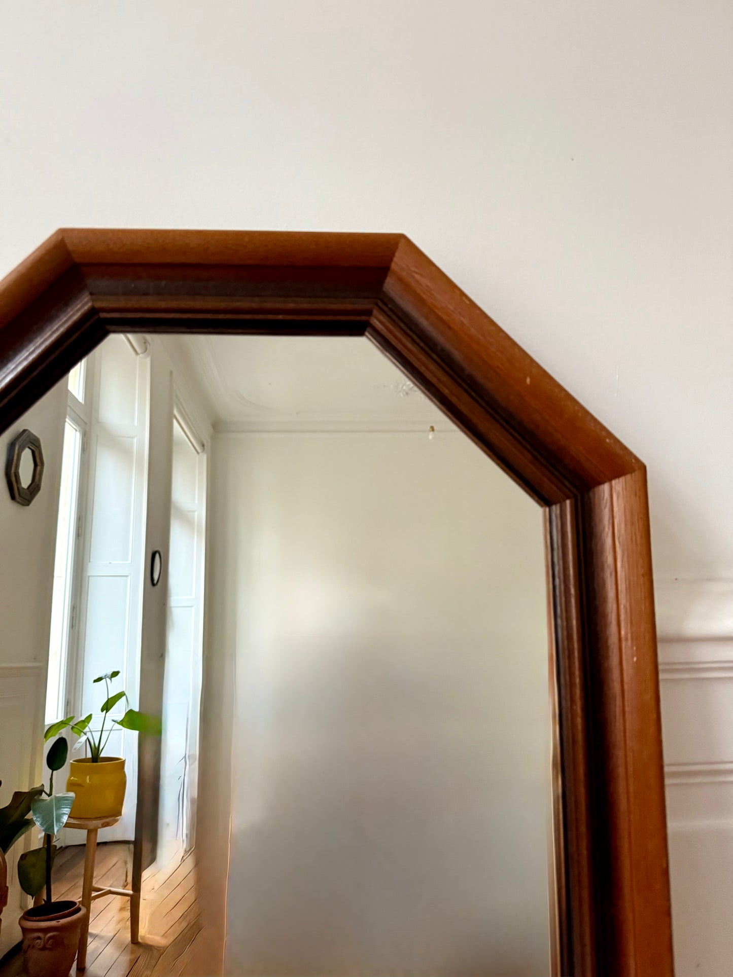 Grand miroir octogonal en bois