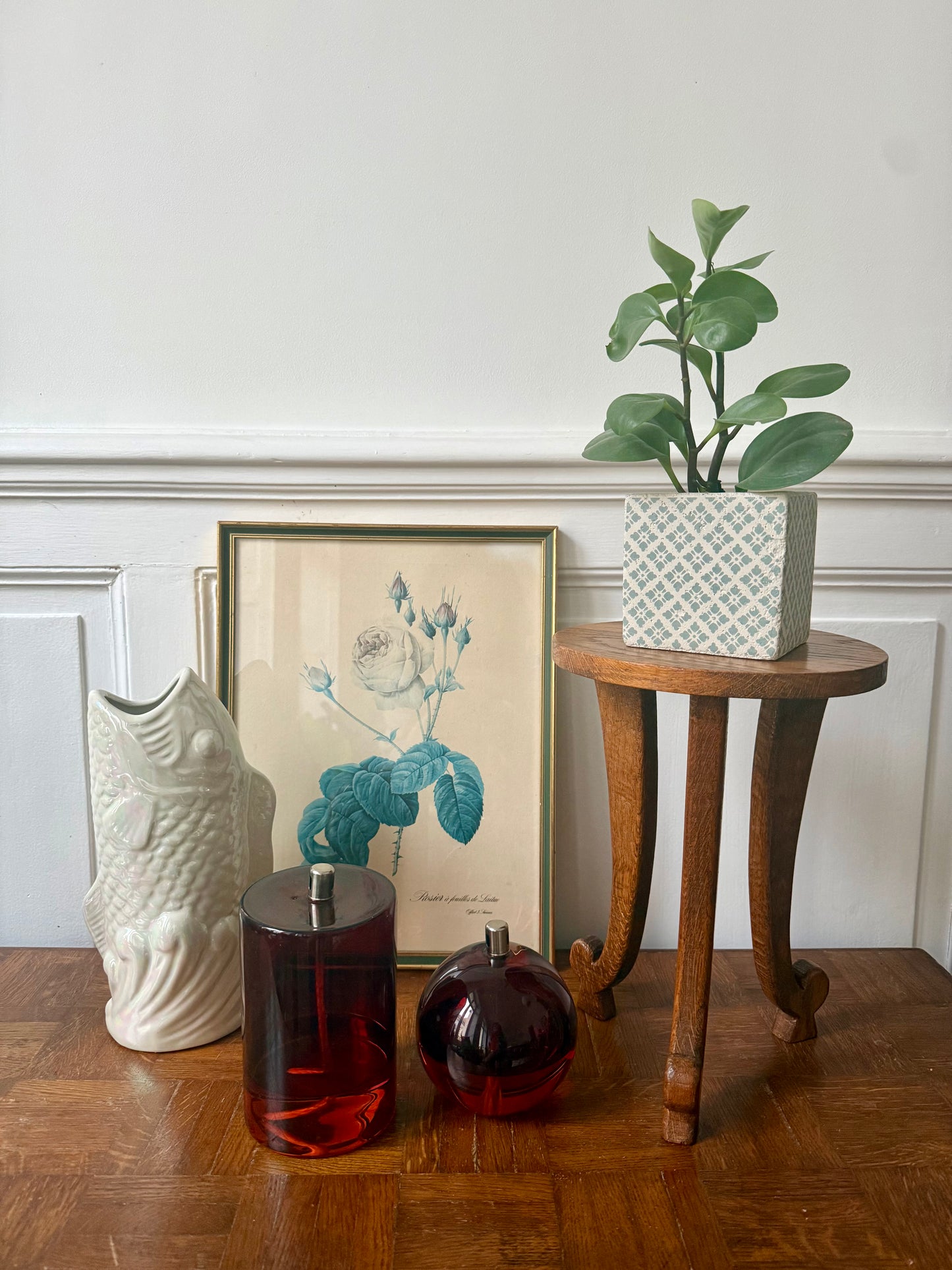 Vintage wooden Razzia guéridon or tabouret with a round top and sturdy legs, showcasing classic mid-century design.