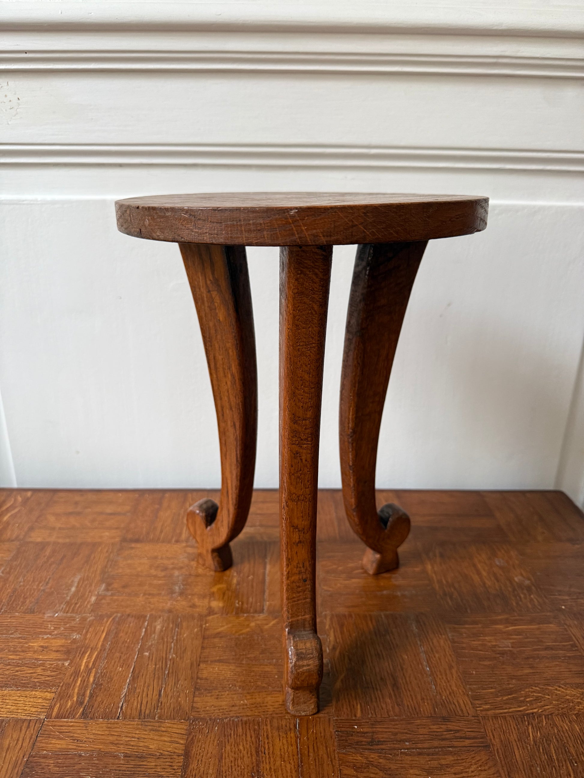 Vintage wooden Guéridon or tabouret by Razzia with round top and tapered legs, showcasing classic mid-century design.