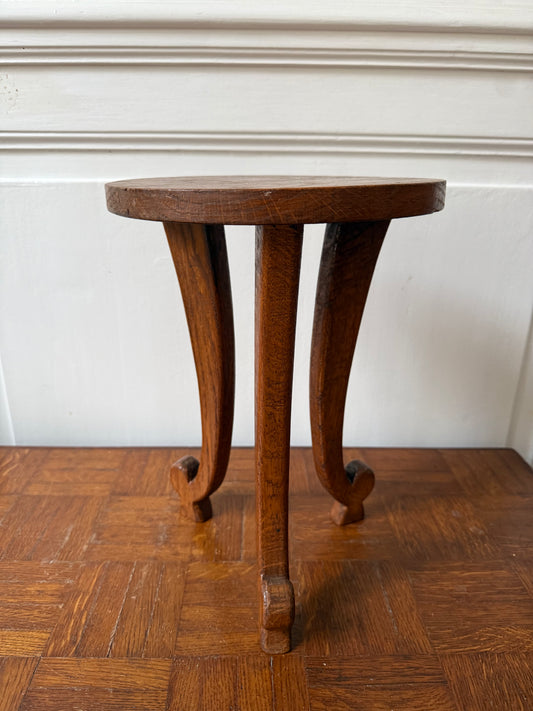 Vintage wooden Guéridon or tabouret by Razzia with round top and tapered legs, showcasing classic mid-century design.