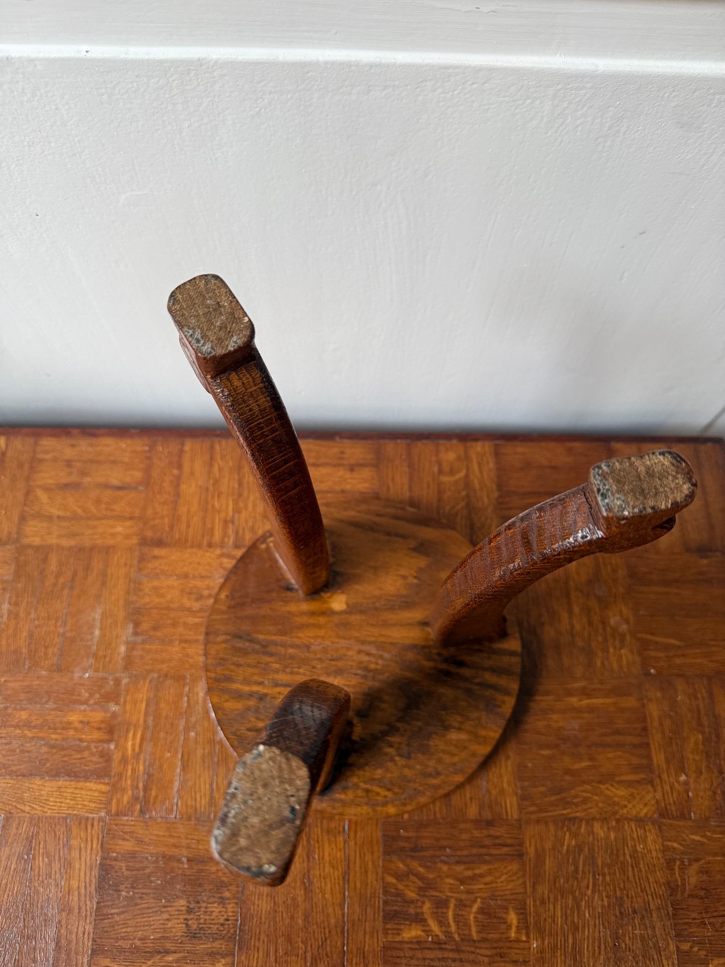 Vintage wooden Guéridon or tabouret by Razzia with round top and sturdy legs, showcasing classic mid-century design.