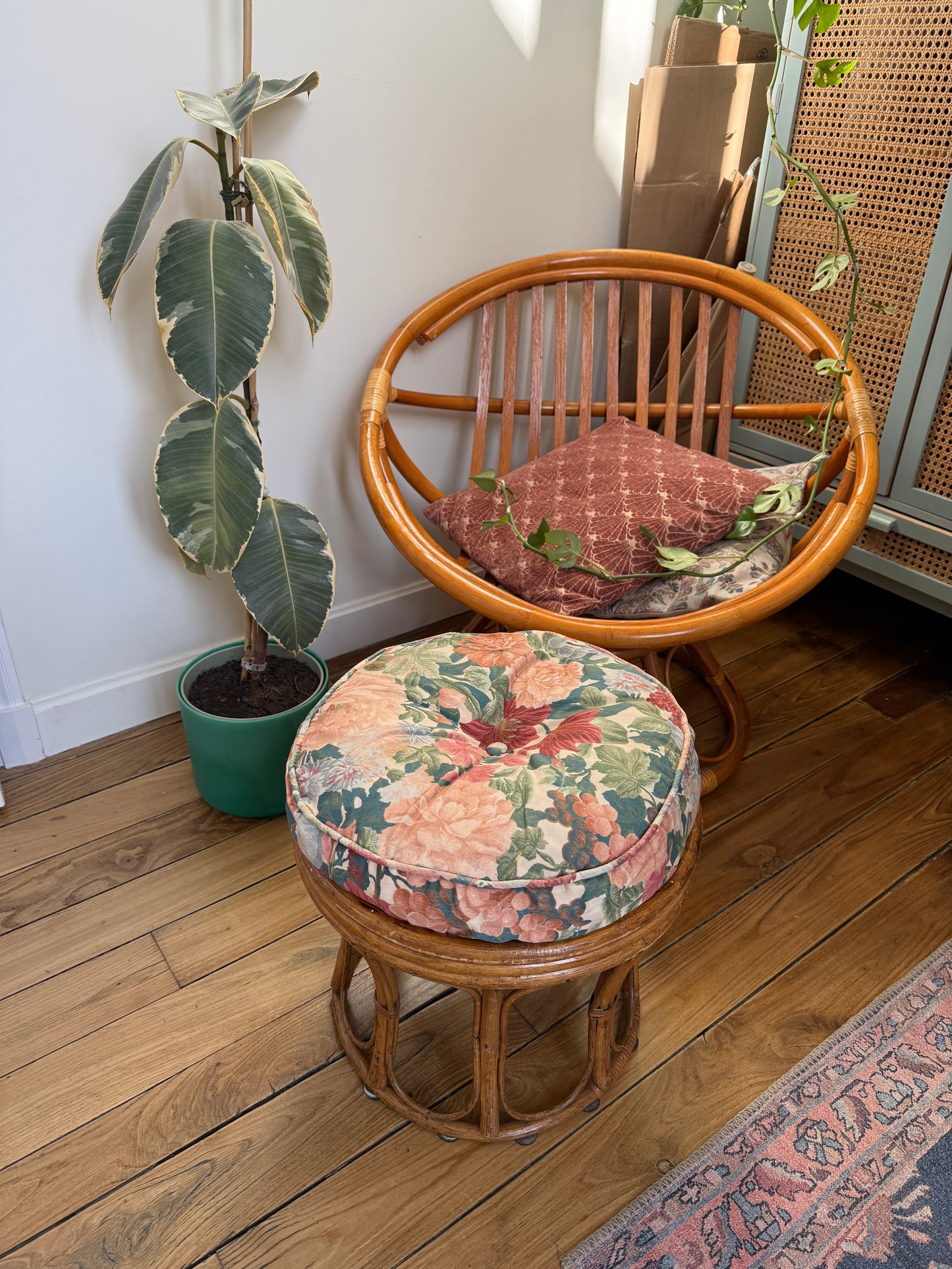 Vintage Razzia rattan tabouret with cushioned fabric seat, featuring a classic design and natural woven texture.