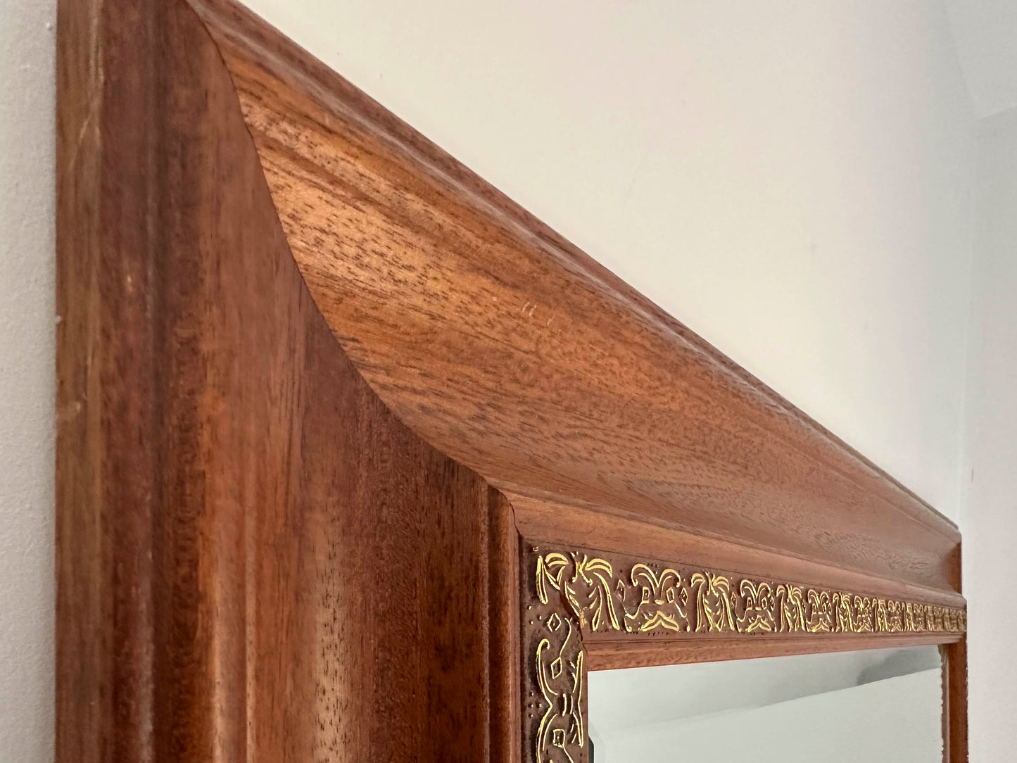 Grand miroir à poser biseauté en bois sculpté doré