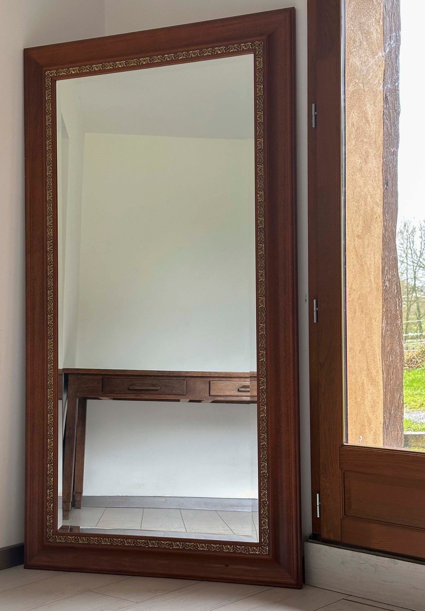 Grand miroir à poser biseauté en bois sculpté doré