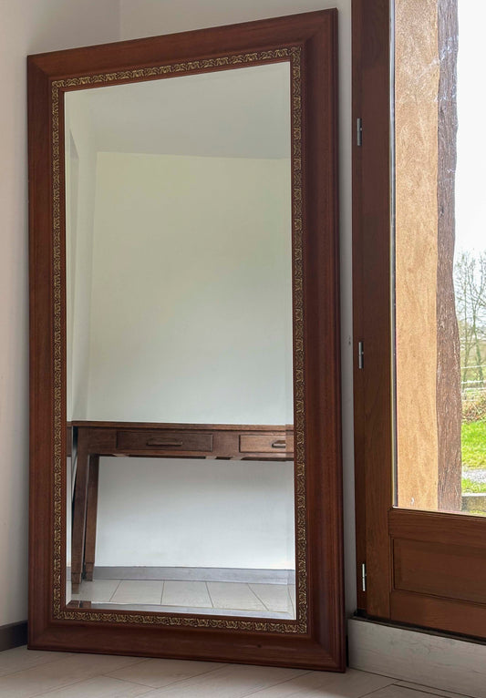 Grand miroir à poser biseauté en bois sculpté doré