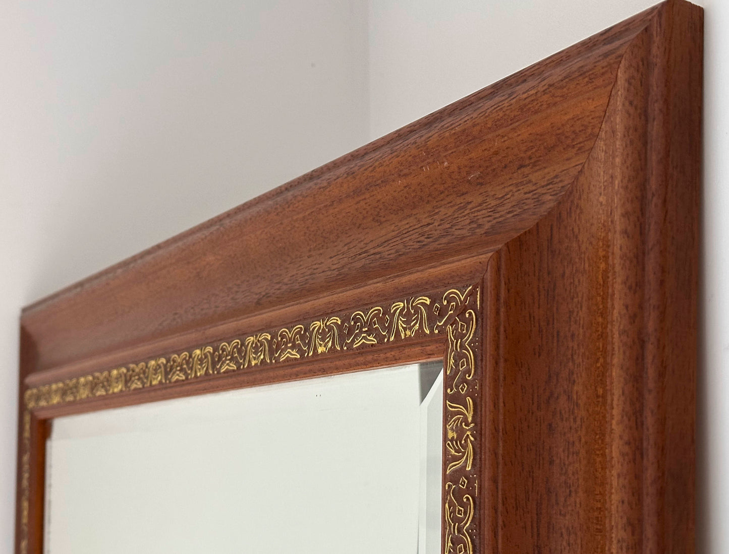 Grand miroir à poser biseauté en bois sculpté doré