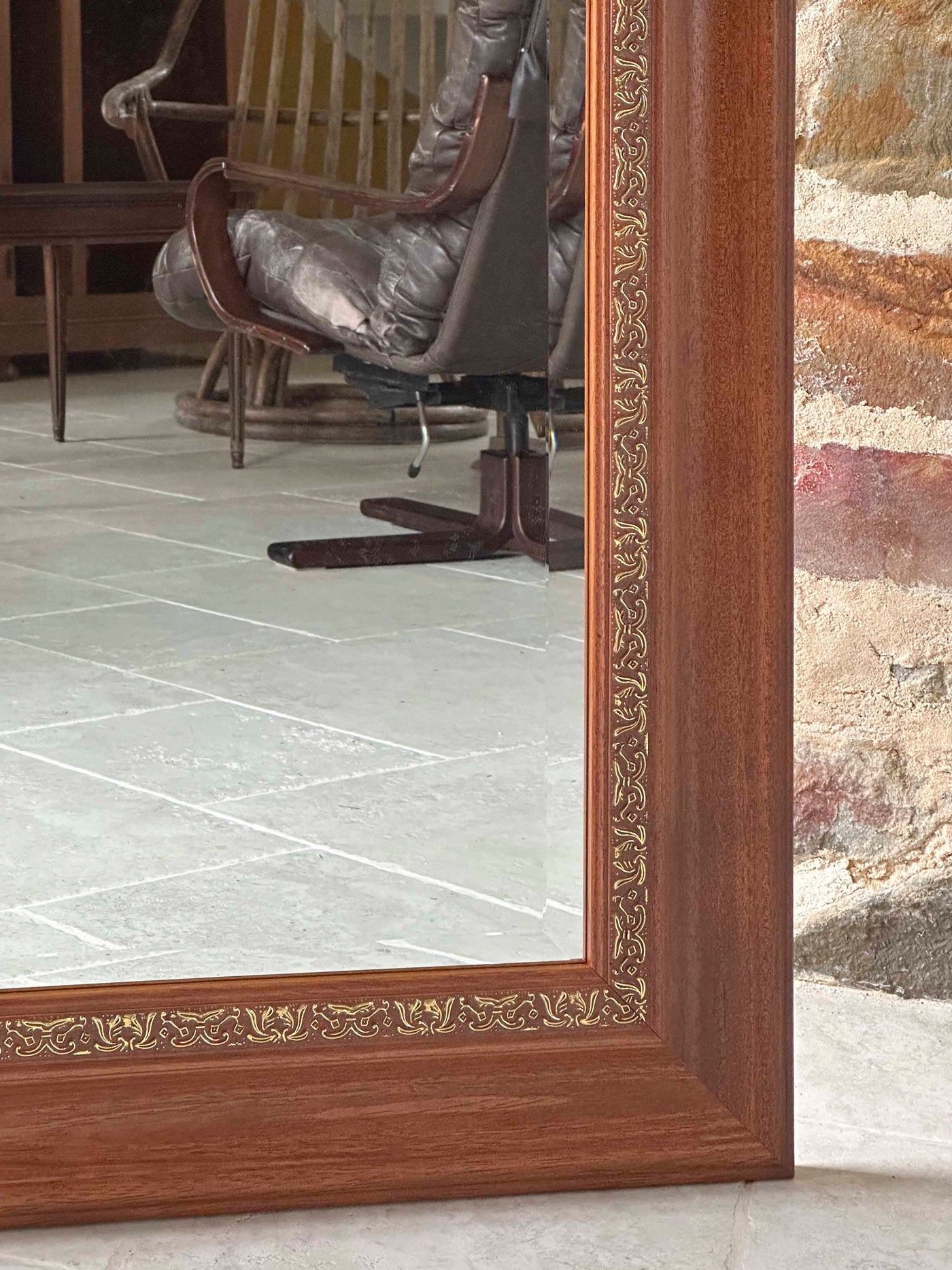 Grand miroir à poser biseauté en bois sculpté doré