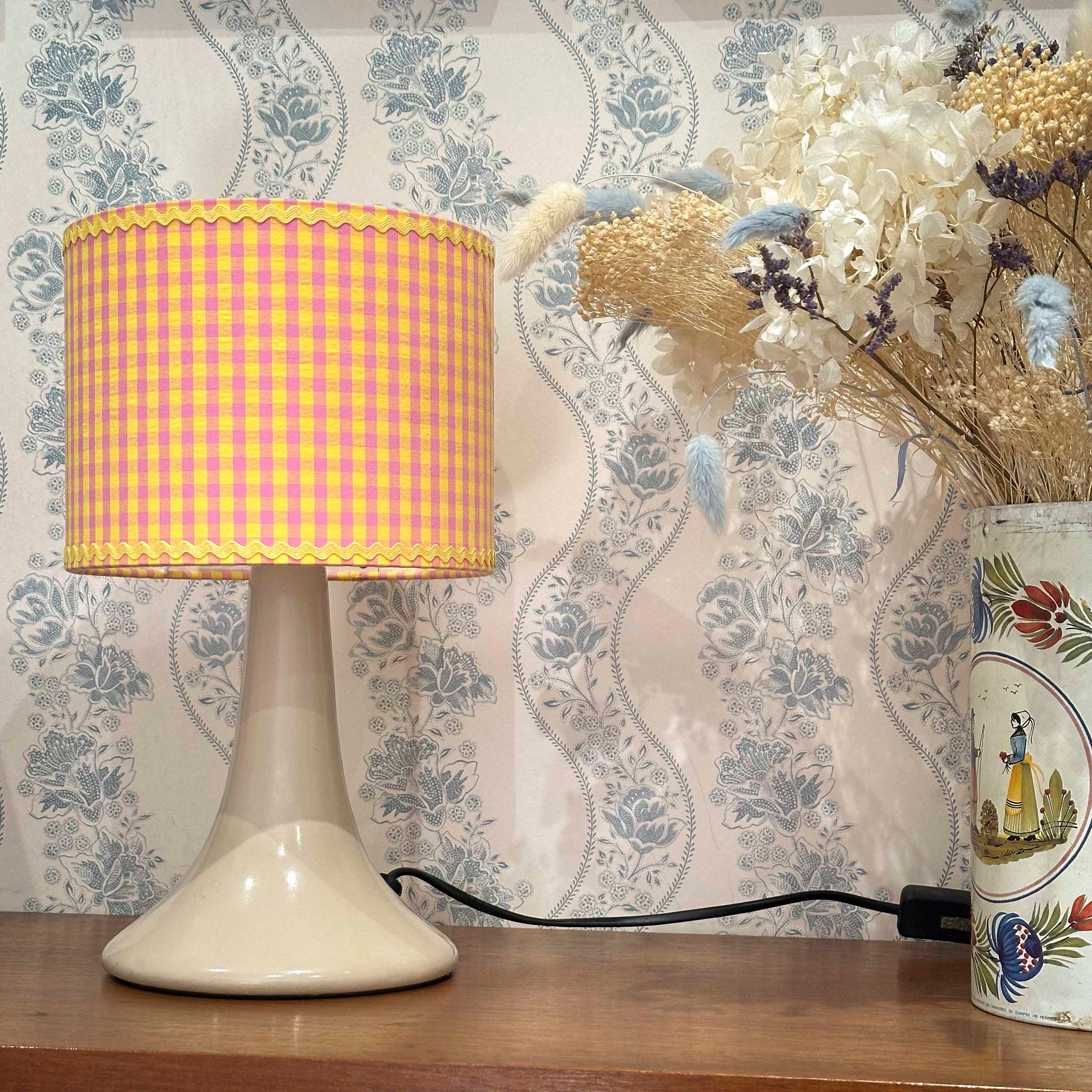 Lampe Philippine en rotin de Razzia, design artisanal avec motifs colorés, éclairage chaleureux et décoratif pour intérieur.
