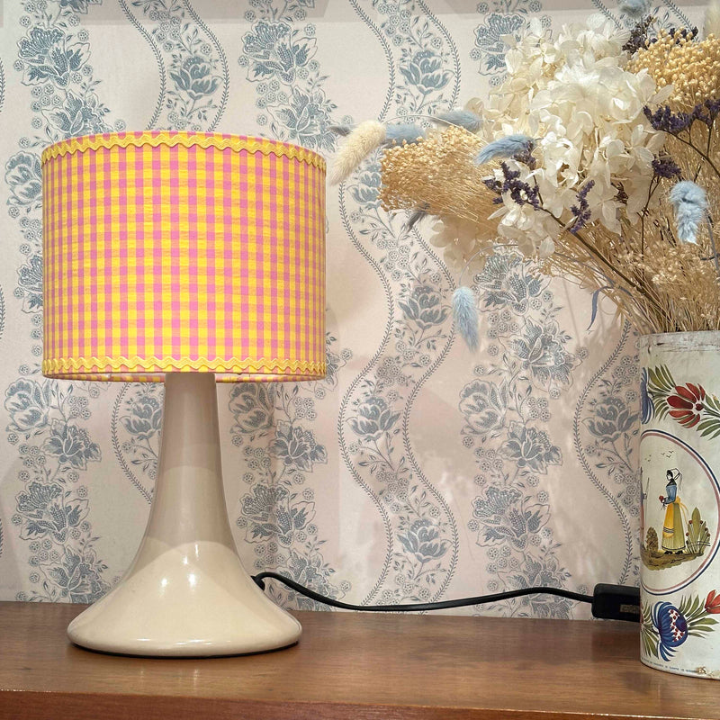 Lampe Philippine en rotin de Razzia, design artisanal avec motifs colorés, éclairage chaleureux et décoratif pour intérieur.