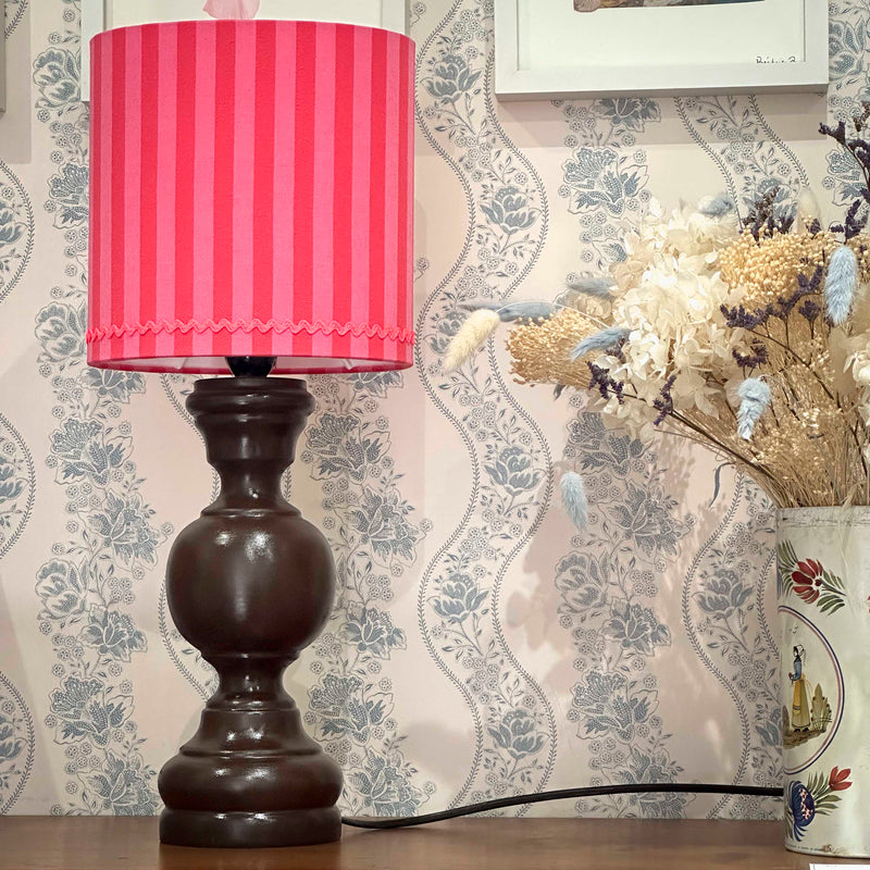 Lampe rose Razzia avec abat-jour en tissu, éclairage doux et design moderne, vue de face sur fond neutre.